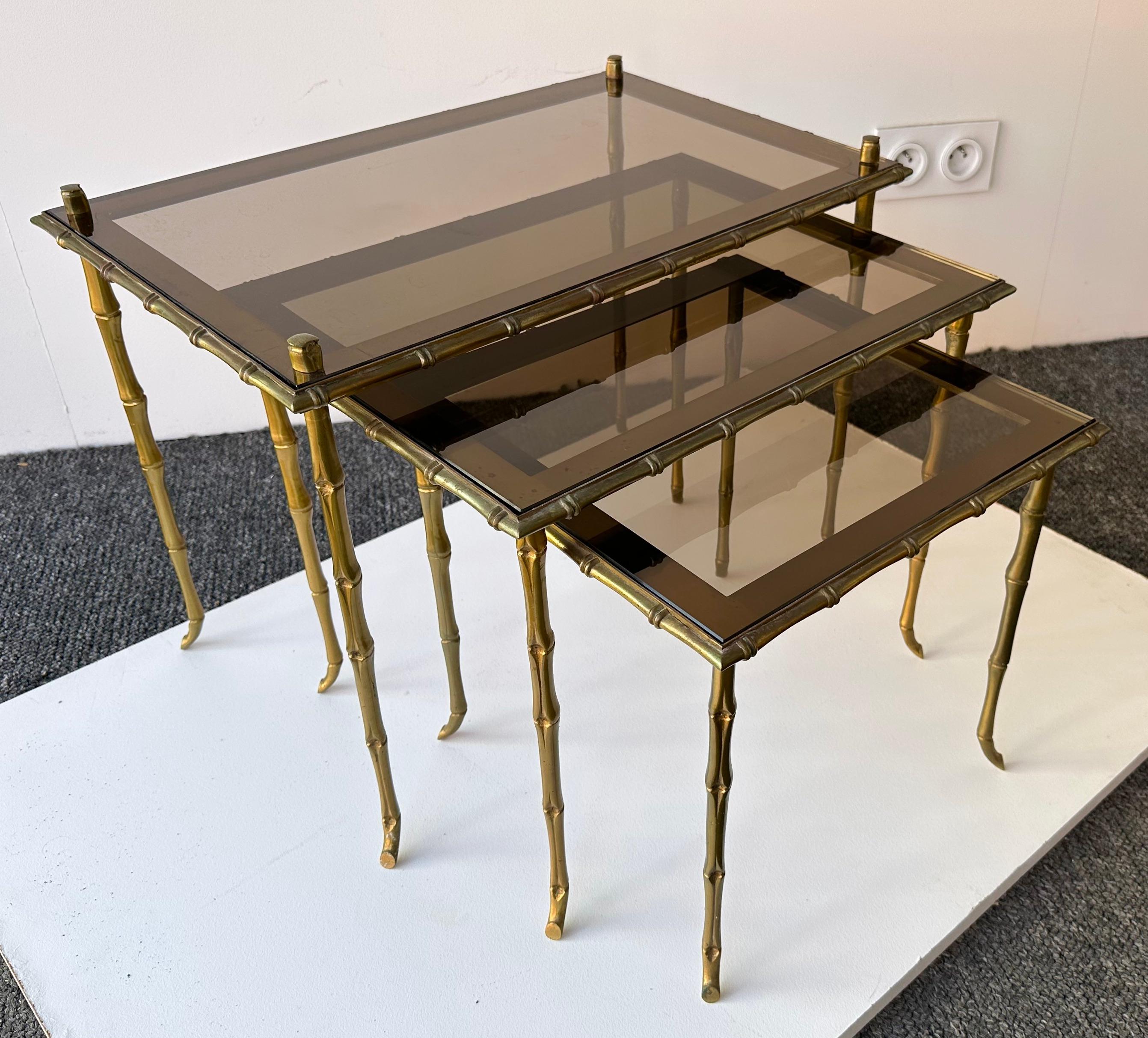 Ensemble de 3 tables gigognes en bambou doré par Maison Baguès. France, années 1960 en vente 4