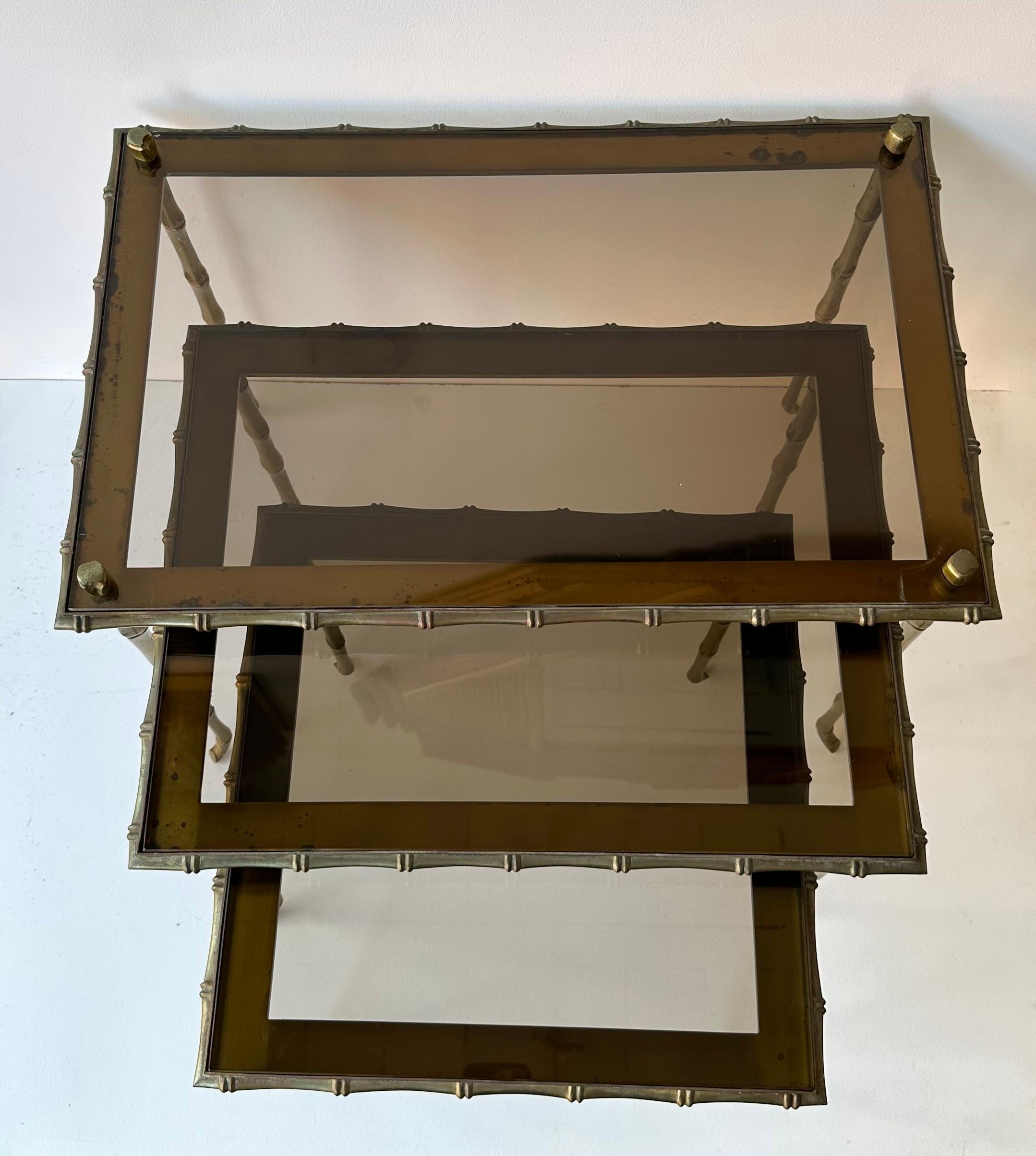 Ensemble de 3 tables gigognes en bambou doré par Maison Baguès. France, années 1960 en vente 5