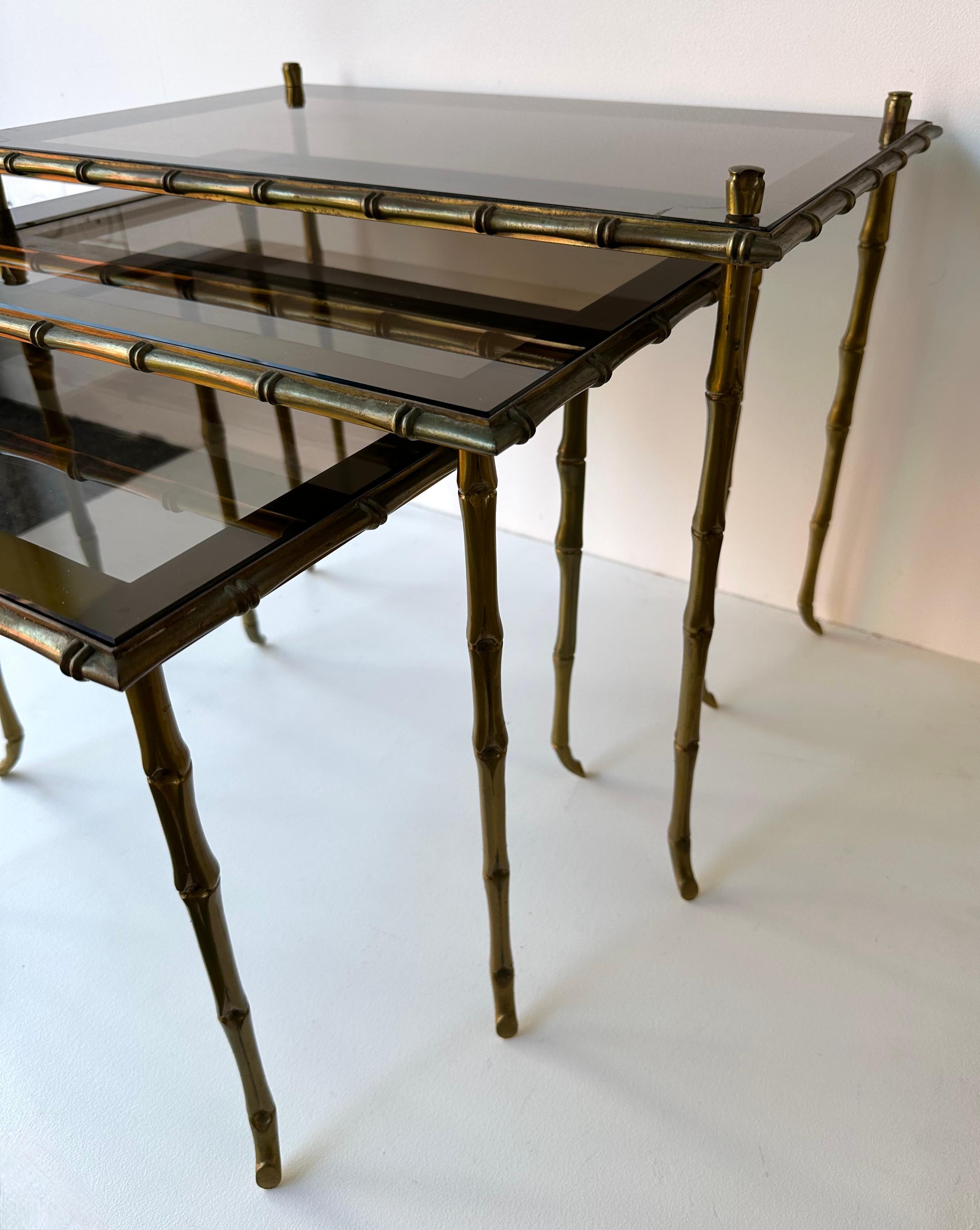 Mid-Century Modern Ensemble de 3 tables gigognes en bambou doré par Maison Baguès. France, années 1960 en vente