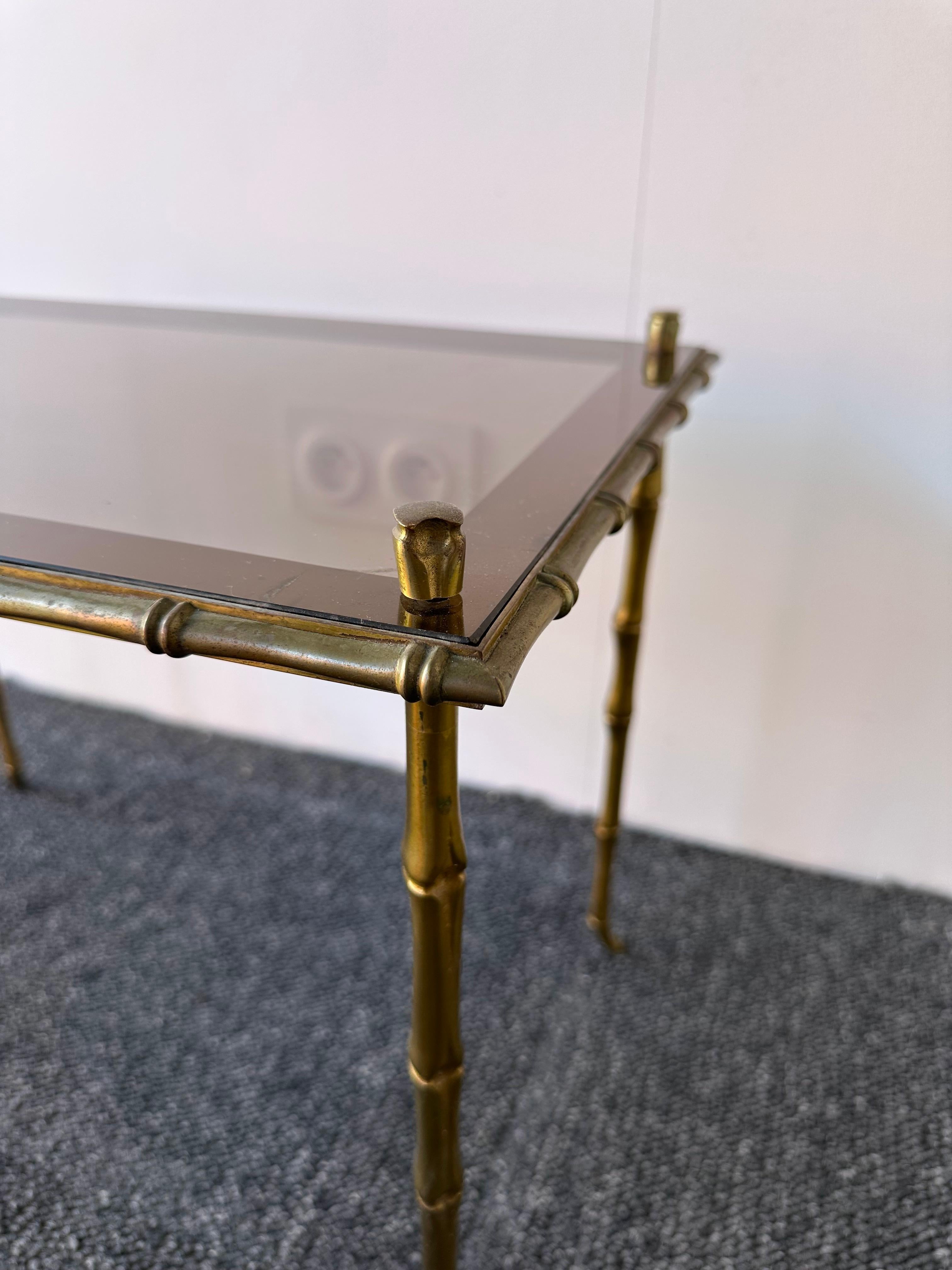 Doré Ensemble de 3 tables gigognes en bambou doré par Maison Baguès. France, années 1960 en vente