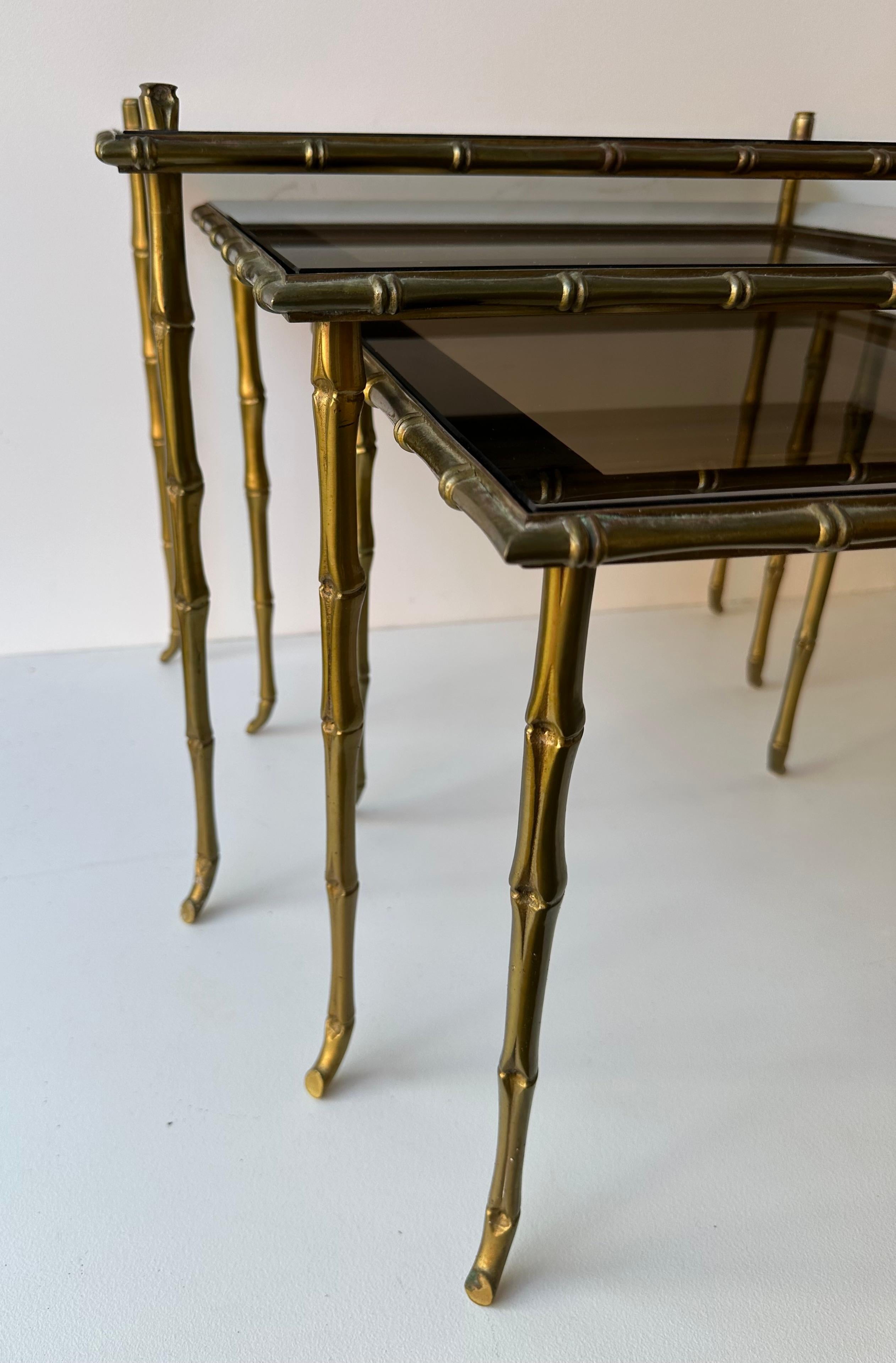 Ensemble de 3 tables gigognes en bambou doré par Maison Baguès. France, années 1960 Bon état - En vente à SAINT-OUEN, FR