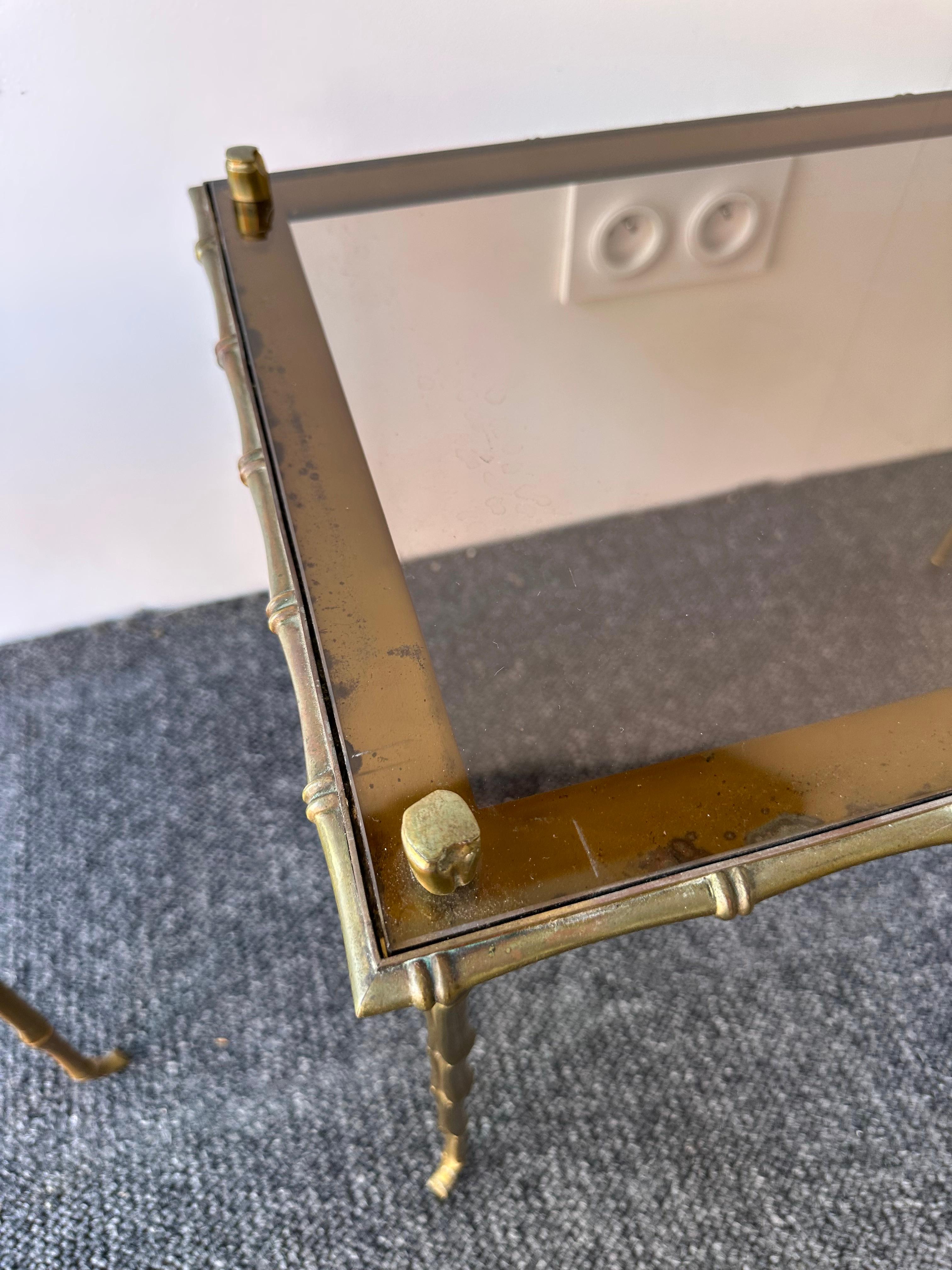 Verre Ensemble de 3 tables gigognes en bambou doré par Maison Baguès. France, années 1960 en vente