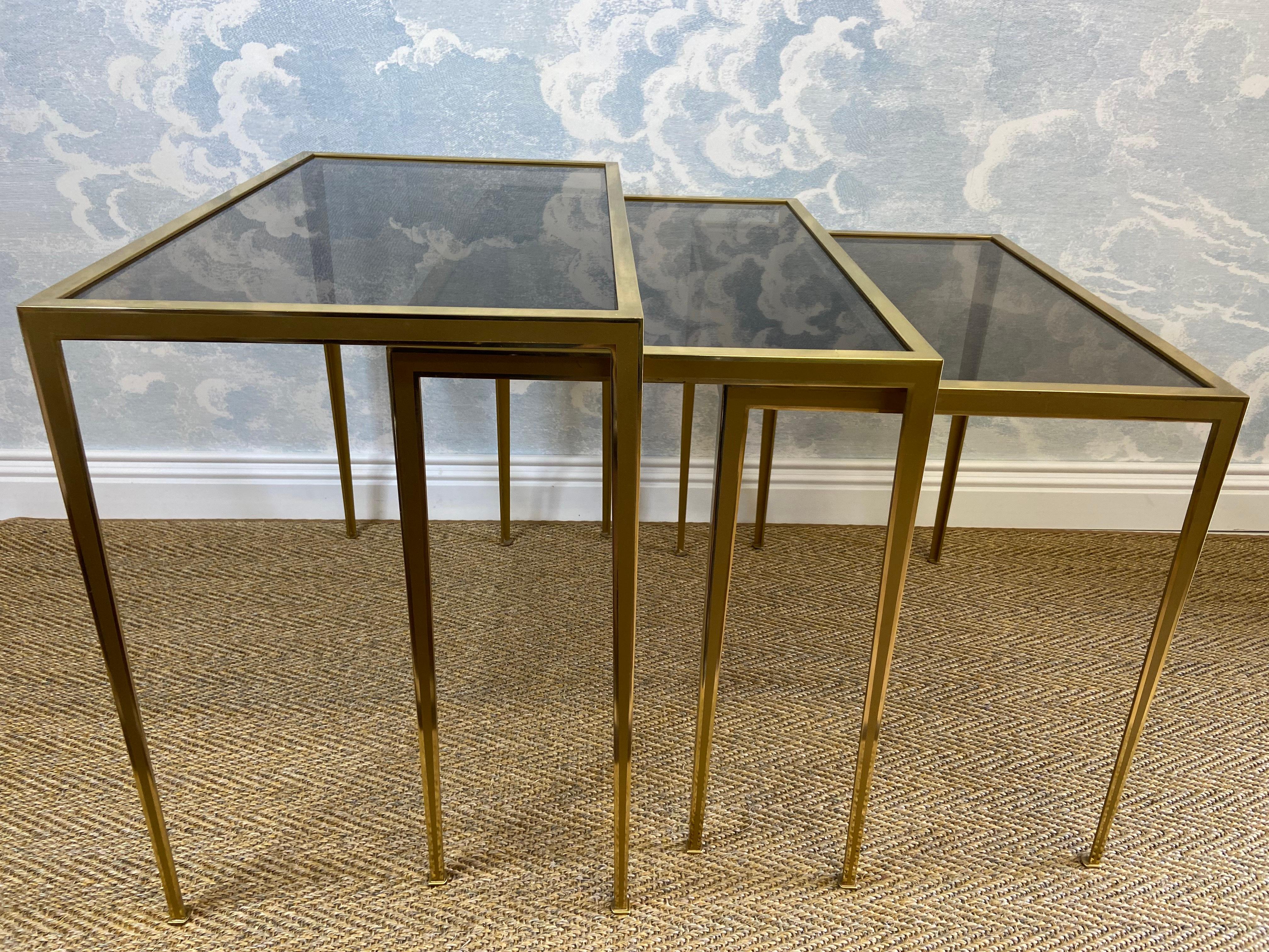 Ensemble de 3 tables gigognes en laiton 60s Hollywood Regency Vereinigte Werkstätten en vente 1