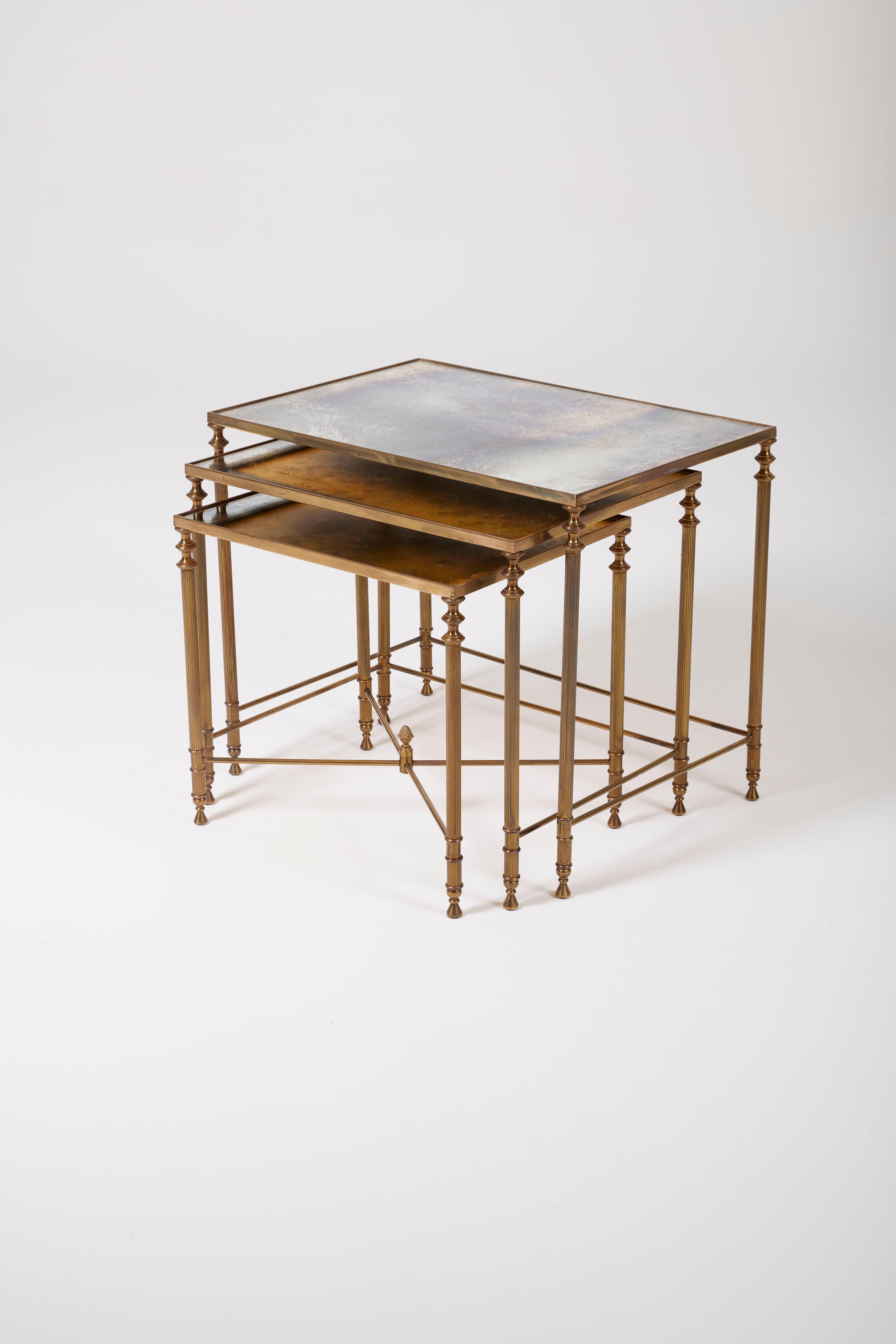 Set of 3 nesting tables heavily inspired by Maison Baguès. The base is in gilded brass, and the tops are in antiqued mirror. In very good condition.
LP1972