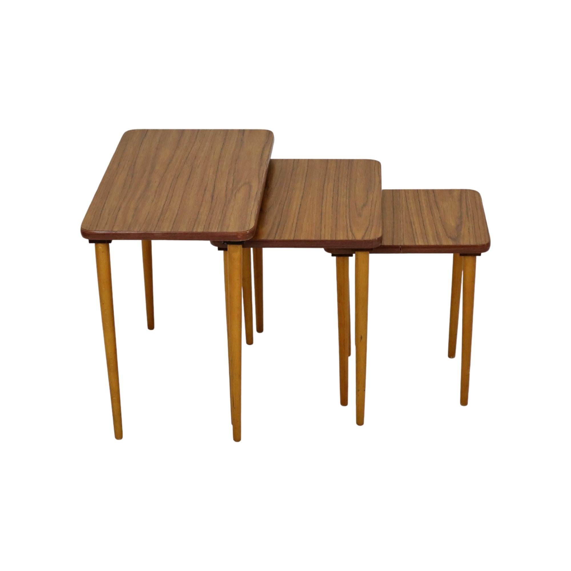 Juego de 3 Mesas Nido Cónicas de Formica Nogal Haya Diseño Vintage Años 50 Moderno de mediados de siglo en venta
