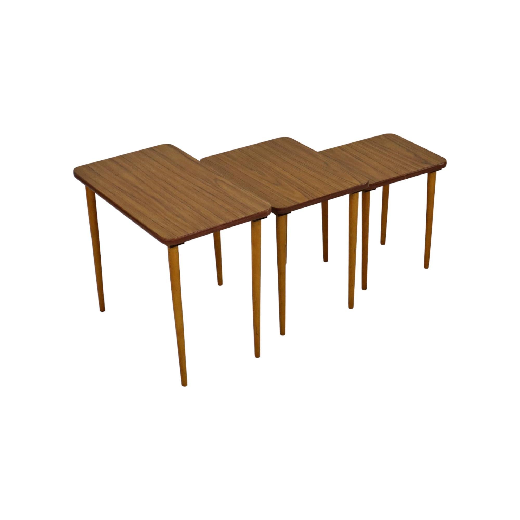 Juego de 3 Mesas Nido Cónicas de Formica Nogal Haya Diseño Vintage Años 50 Europeo en venta