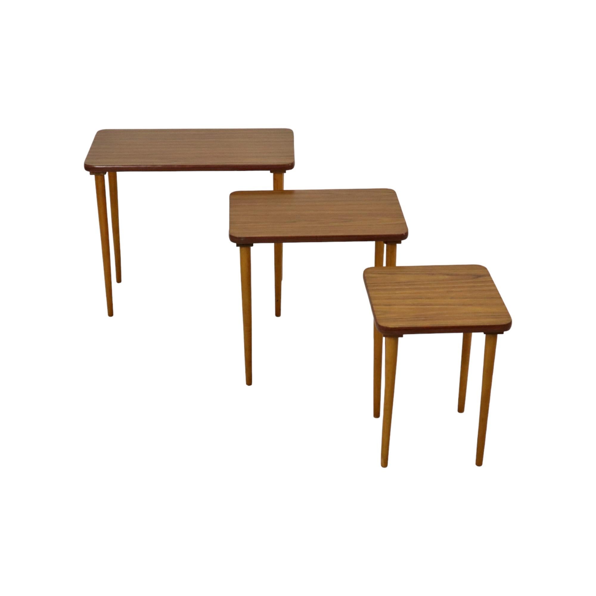 Juego de 3 Mesas Nido Cónicas de Formica Nogal Haya Diseño Vintage Años 50 en Bueno estado para la venta en Poperinge, BE