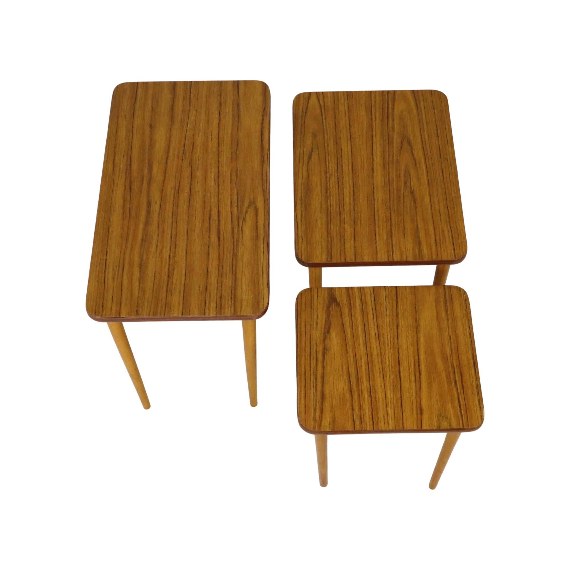Juego de 3 Mesas Nido Cónicas de Formica Nogal Haya Diseño Vintage Años 50 siglo XX en venta