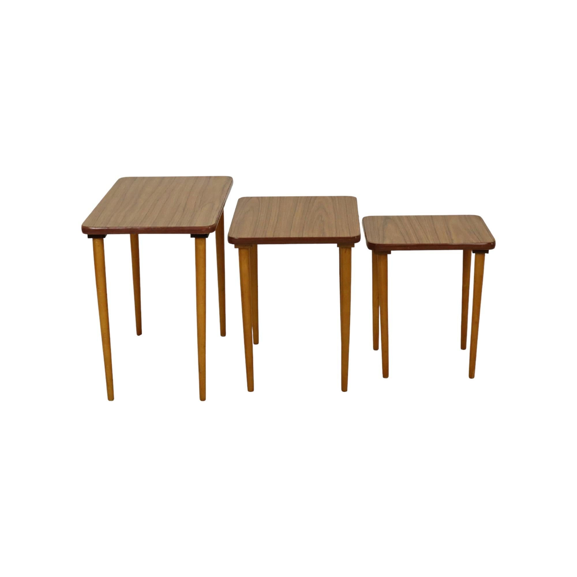 Juego de 3 Mesas Nido Cónicas de Formica Nogal Haya Diseño Vintage Años 50 en venta 1