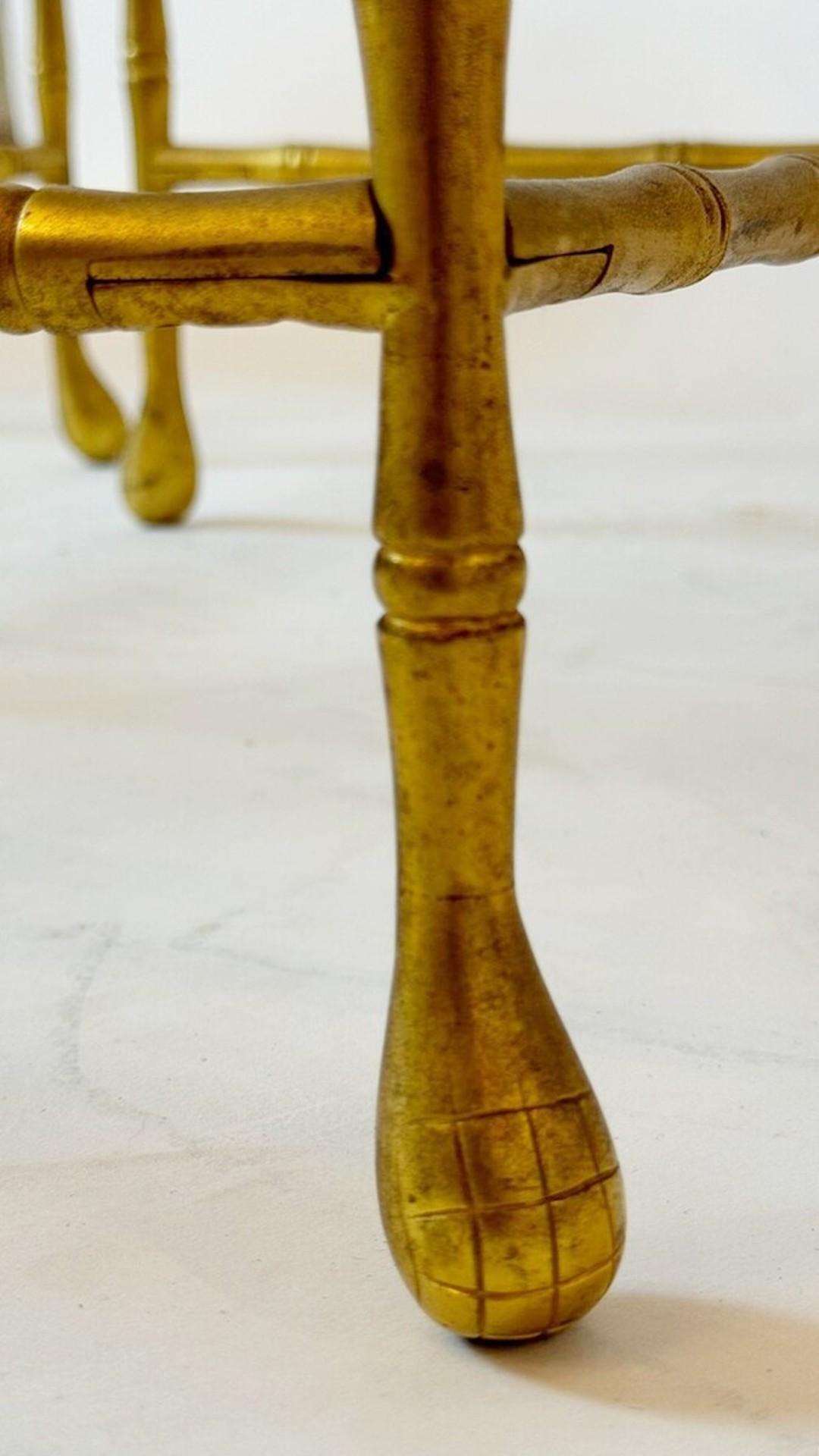 Ensemble de 3 tables gigognes de la Maison Jansen, bois laqué et laiton, France en vente 7