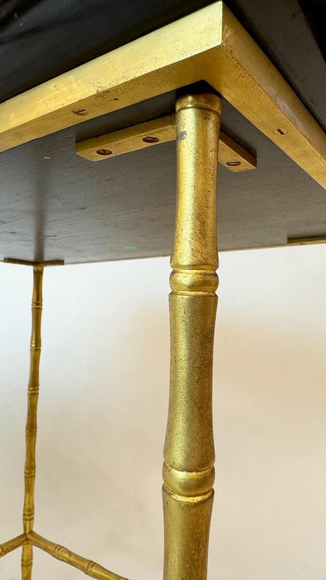 Ensemble de 3 tables gigognes de la Maison Jansen, bois laqué et laiton, France en vente 11