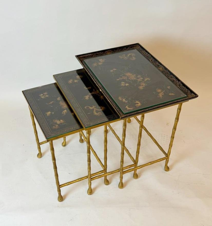  Ensemble de 3 tables gigognes de la Maison Jansen, bois laqué et laiton, France 