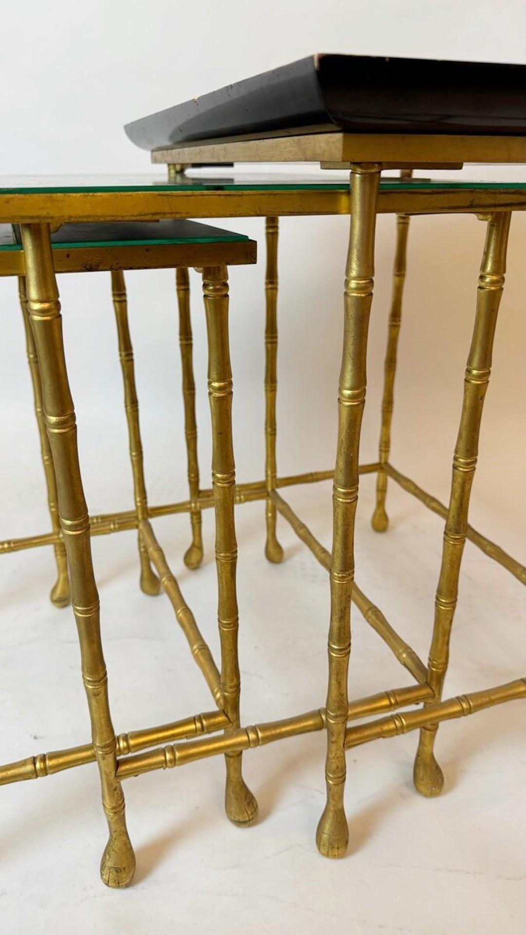 Ensemble de 3 tables gigognes de la Maison Jansen, bois laqué et laiton, France en vente 15