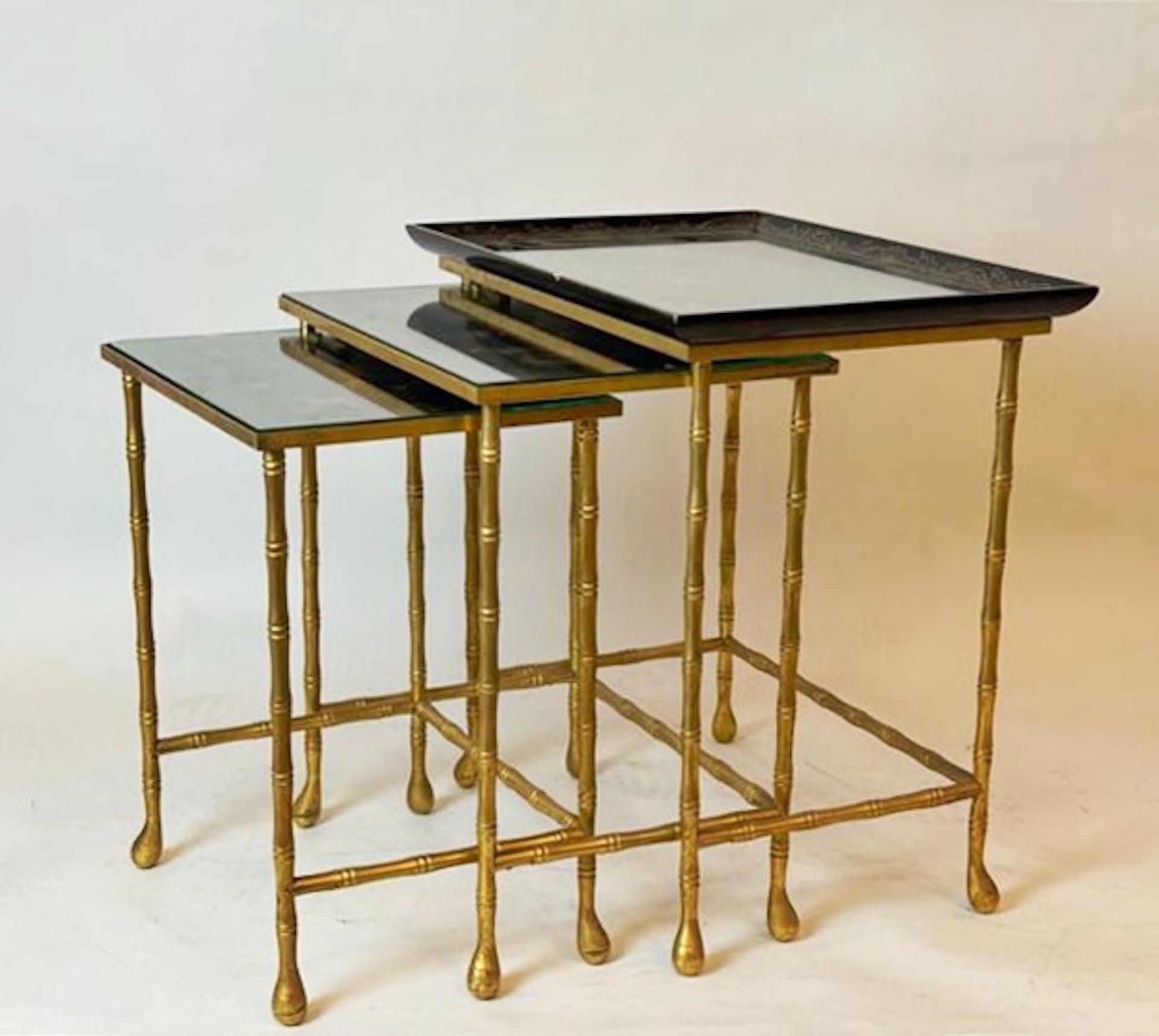 Ensemble de 3 tables gigognes de la Maison Jansen, bois laqué et laiton, France en vente 2