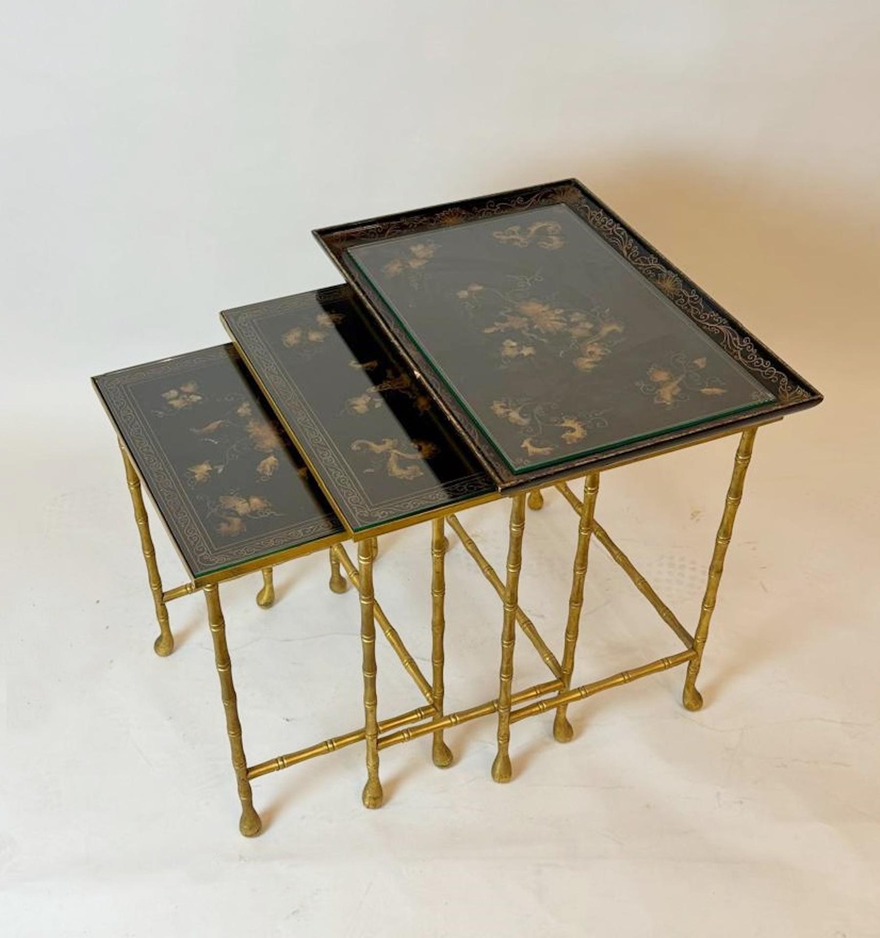 Ensemble de 3 tables gigognes de la Maison Jansen, bois laqué et laiton, France en vente 3