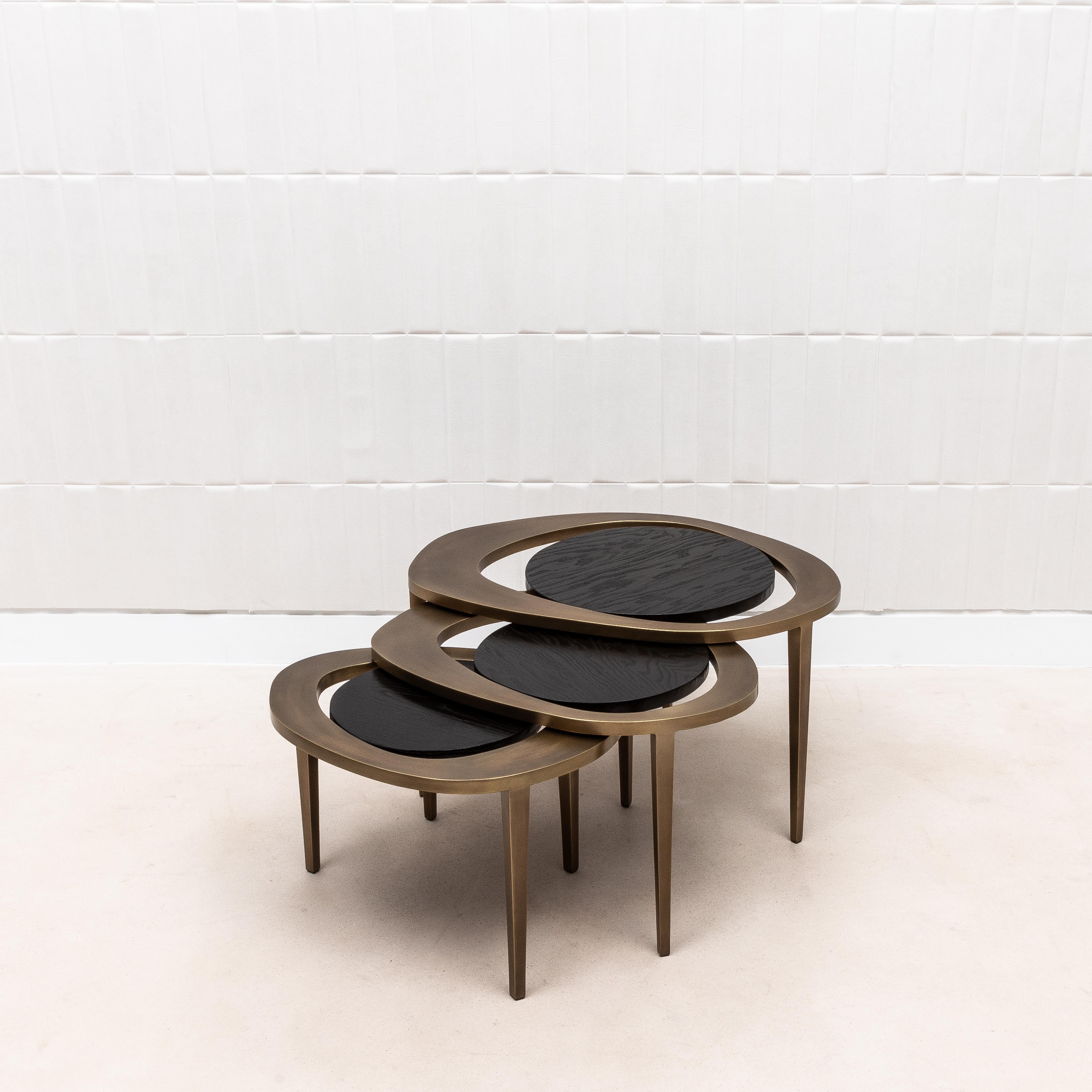 Ensemble de 3 tables gigognes en Oak noir avec laiton Patina Bronze par R&Y Augousti en vente 2
