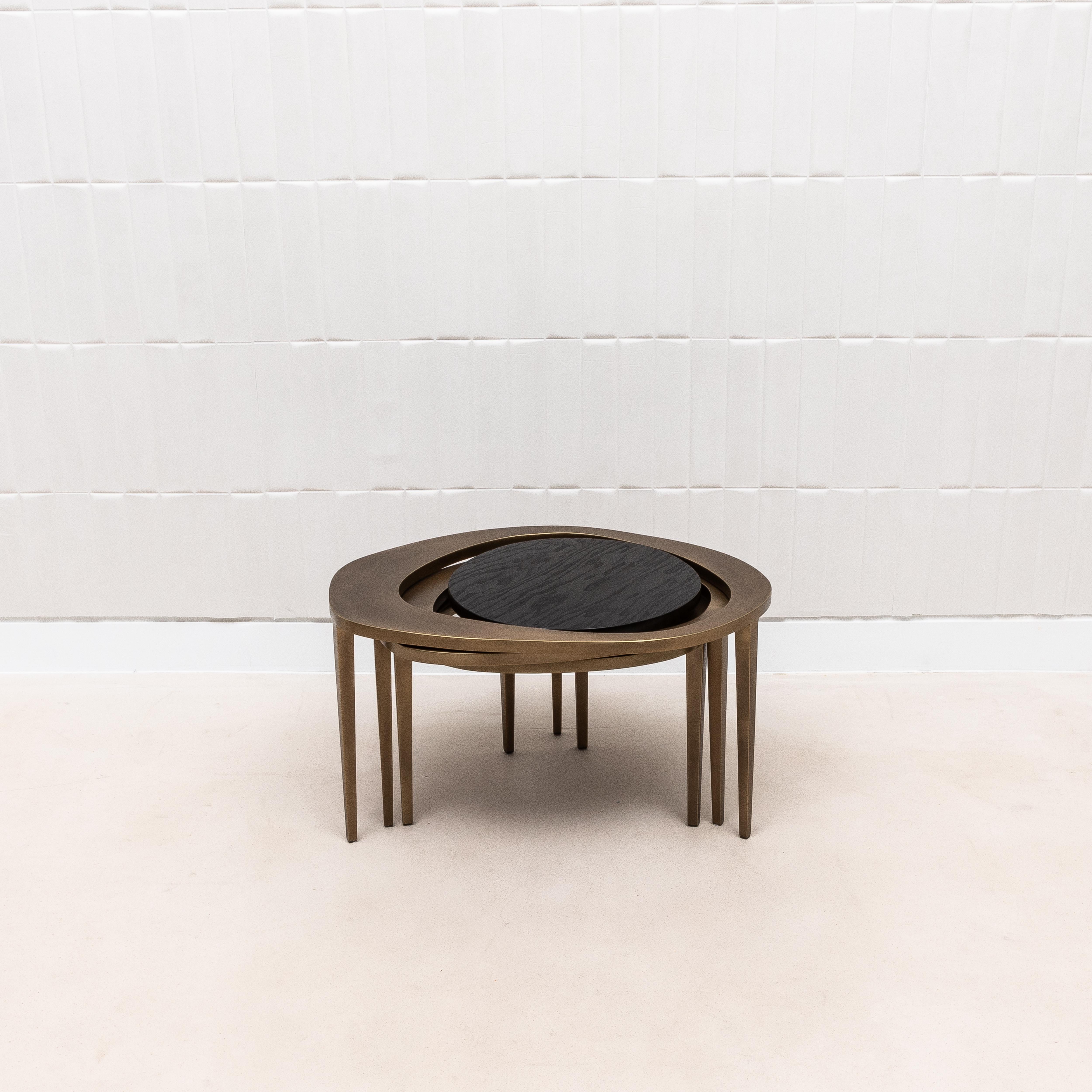 Ensemble de 3 tables gigognes en Oak noir avec laiton Patina Bronze par R&Y Augousti en vente 4