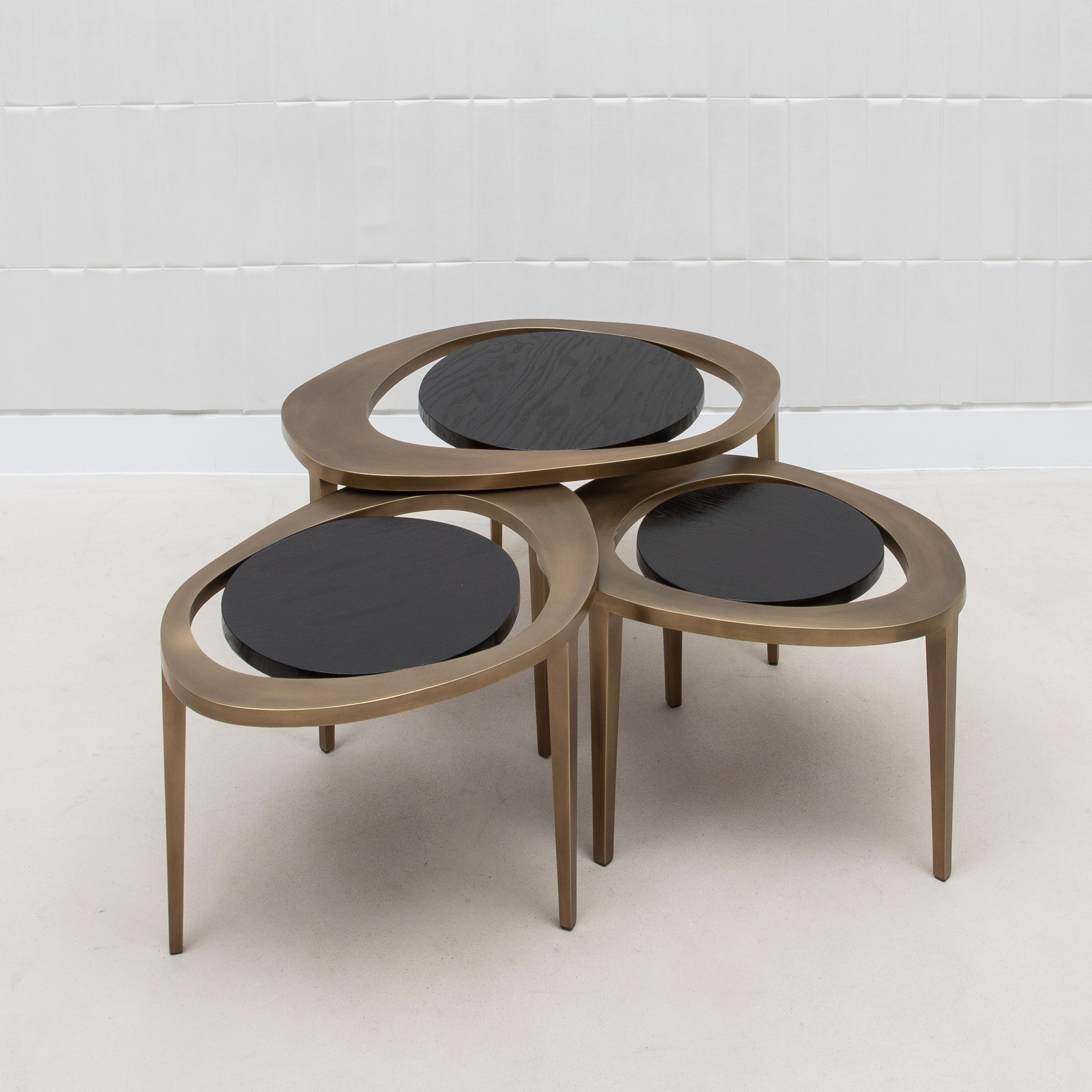 Voici les tables basses gigognes Peacock de R&Y Augousti, un mélange harmonieux d'élégance moderne et de savoir-faire intemporel. Cet ensemble de trois tables met en valeur les tons riches et profonds du chêne noir, savamment associés à l'éclat