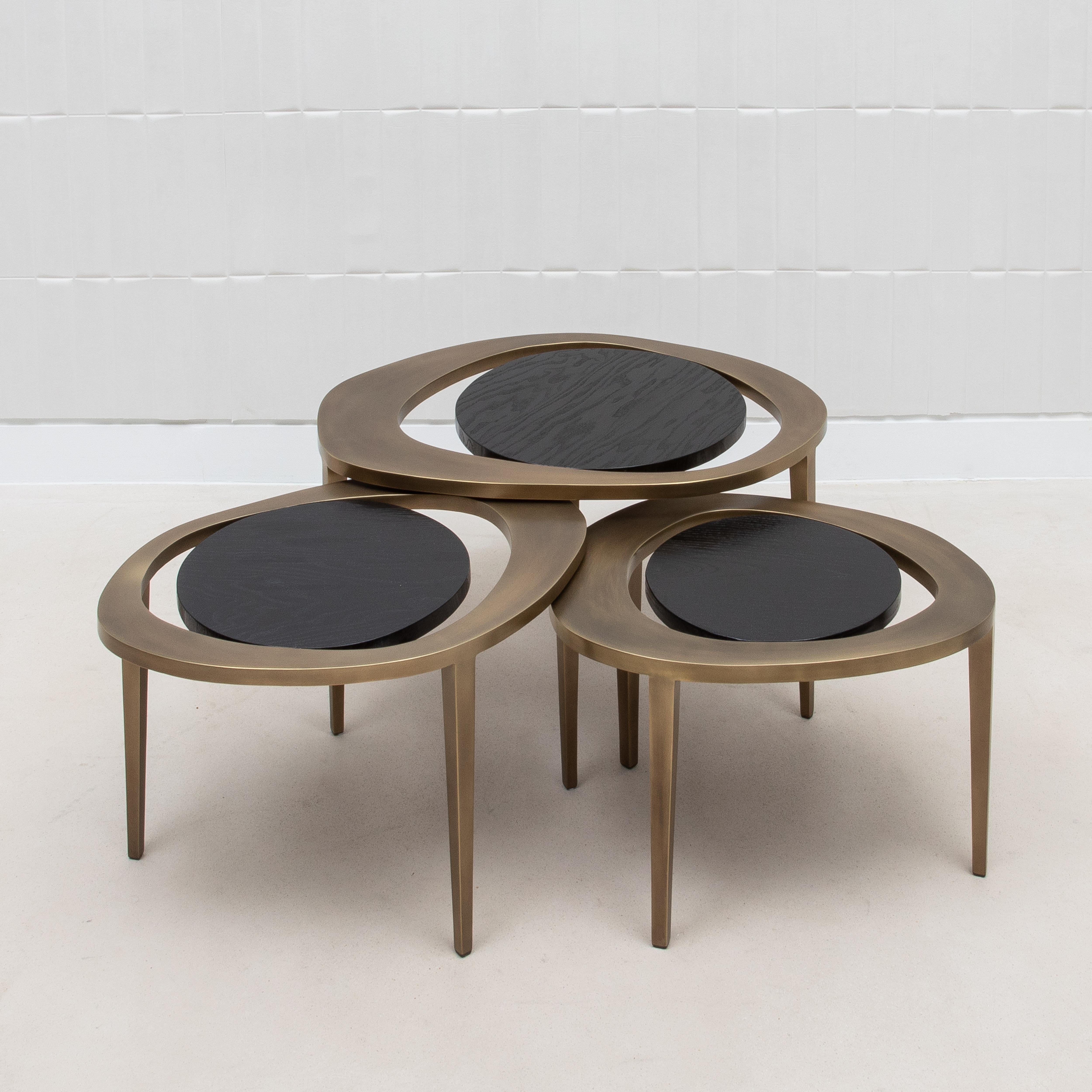 Art déco Ensemble de 3 tables gigognes en Oak noir avec laiton Patina Bronze par R&Y Augousti en vente