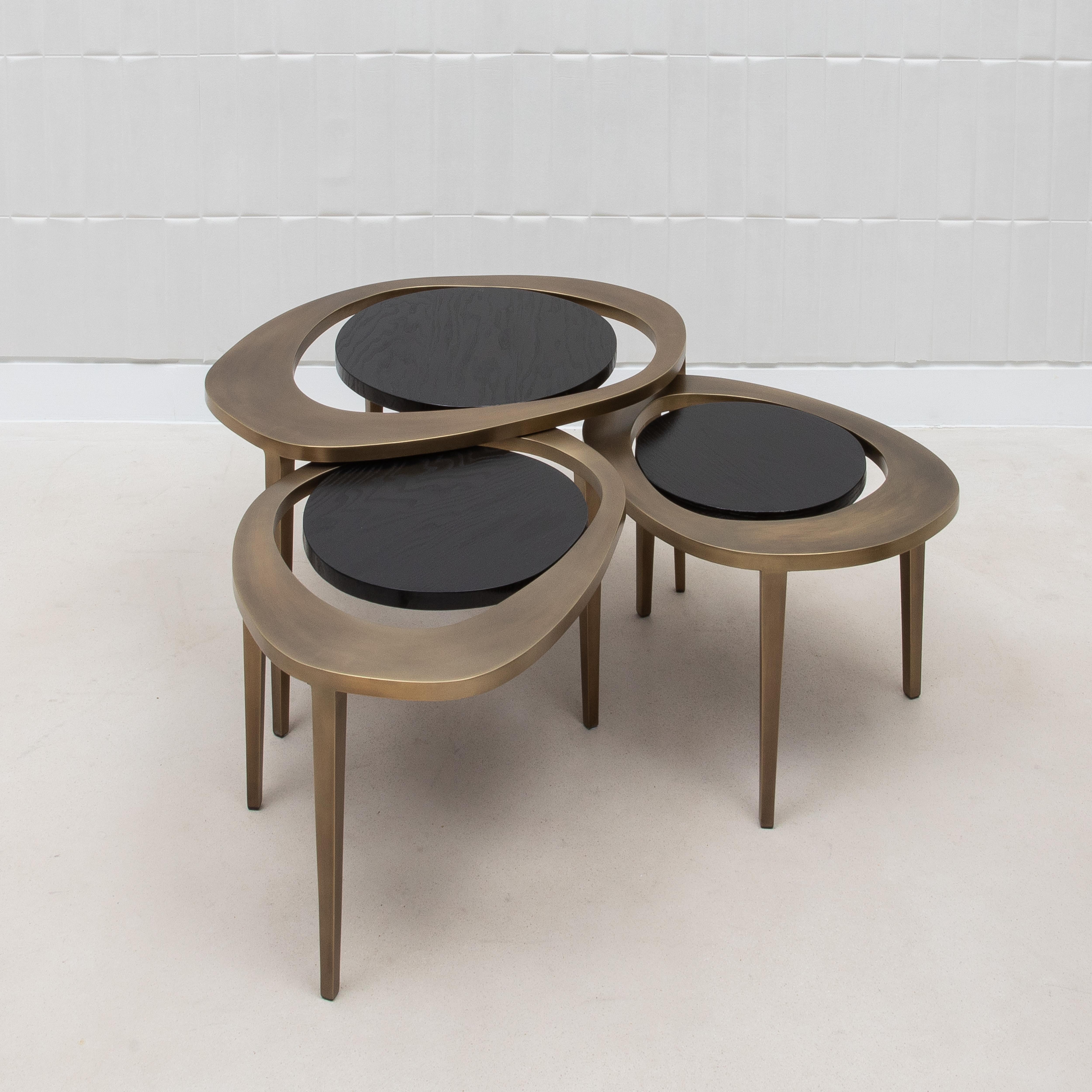 Fait main Ensemble de 3 tables gigognes en Oak noir avec laiton Patina Bronze par R&Y Augousti en vente