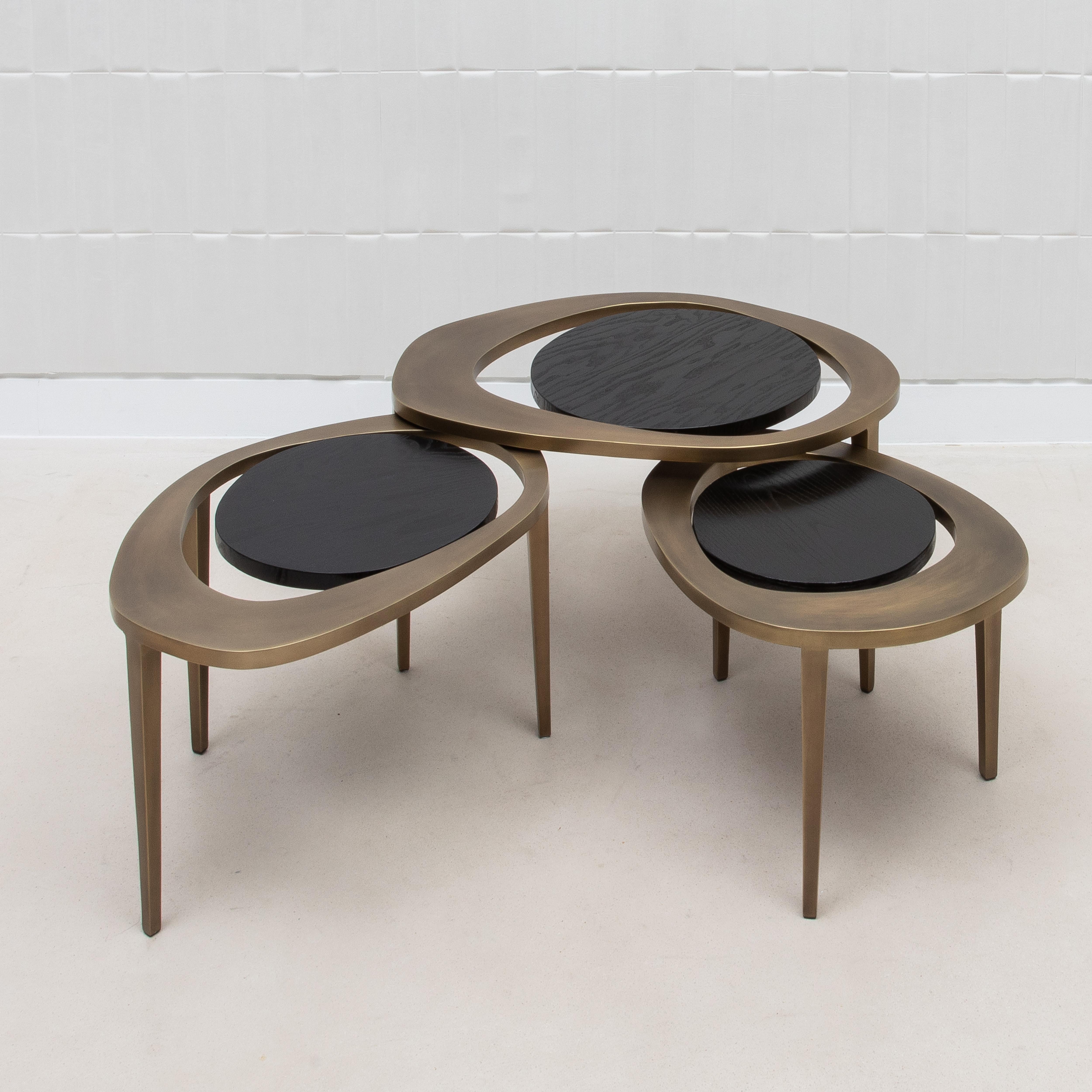 Ensemble de 3 tables gigognes en Oak noir avec laiton Patina Bronze par R&Y Augousti Neuf - En vente à West Hollywood, CA