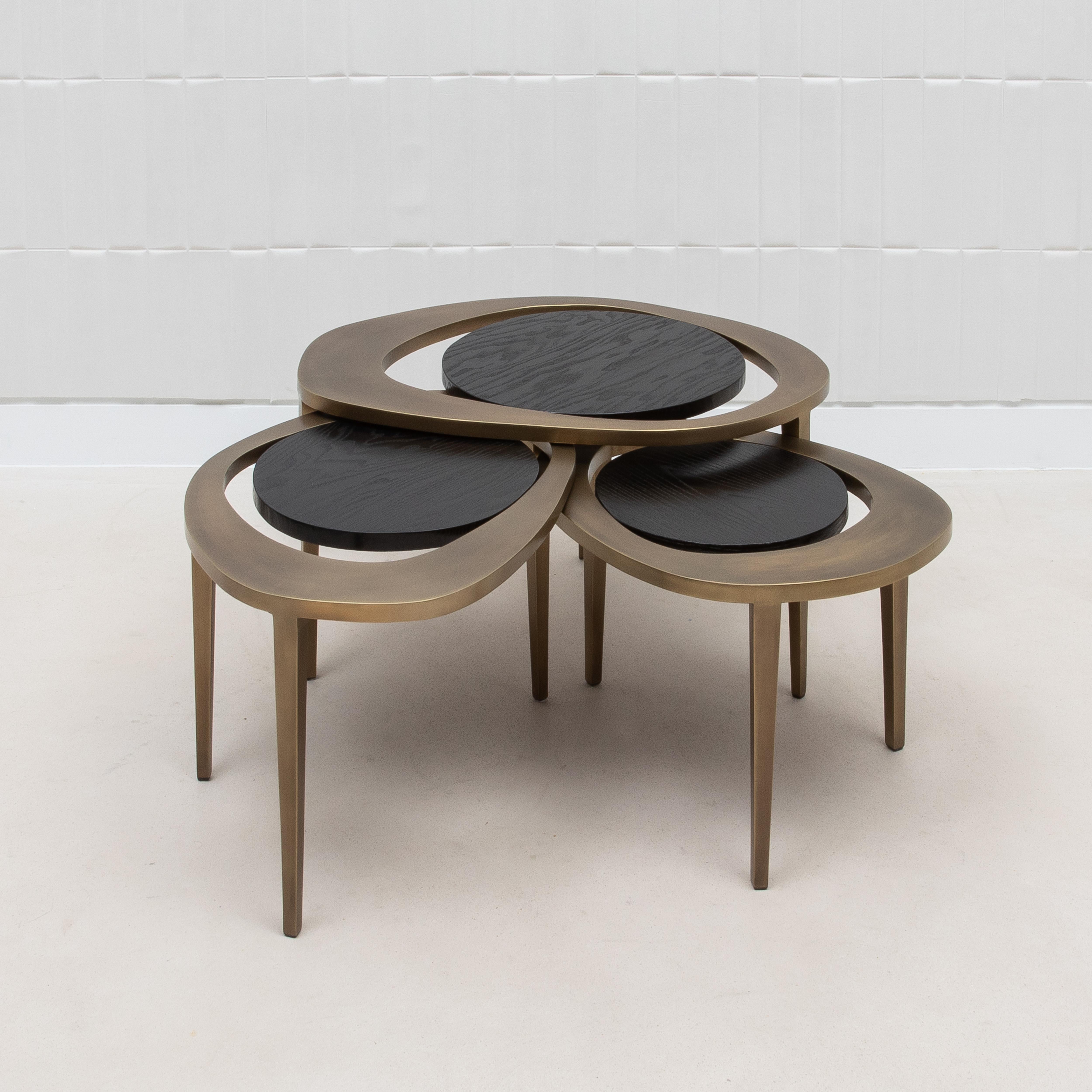 XXIe siècle et contemporain Ensemble de 3 tables gigognes en Oak noir avec laiton Patina Bronze par R&Y Augousti en vente