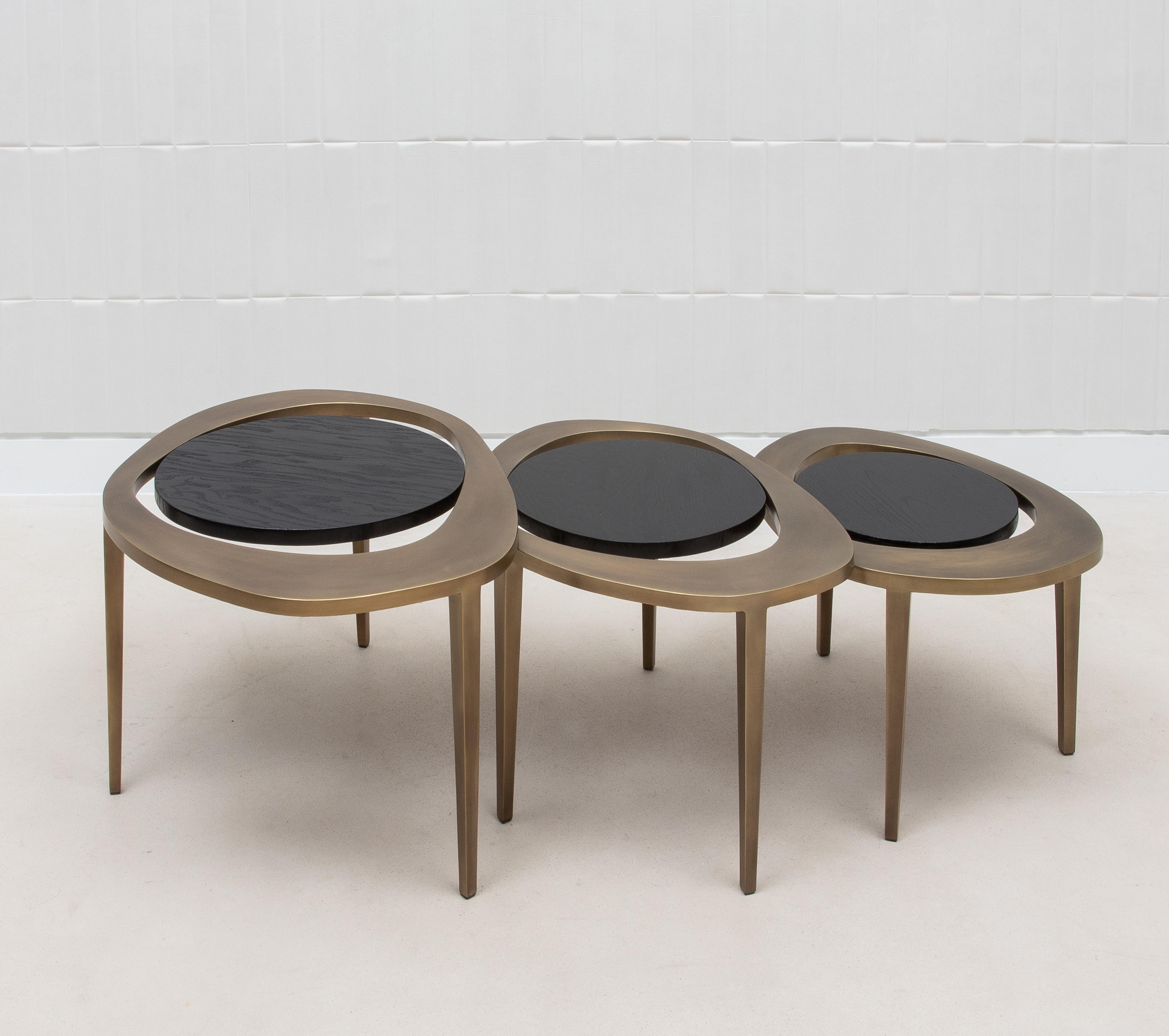 Laiton Ensemble de 3 tables gigognes en Oak noir avec laiton Patina Bronze par R&Y Augousti en vente