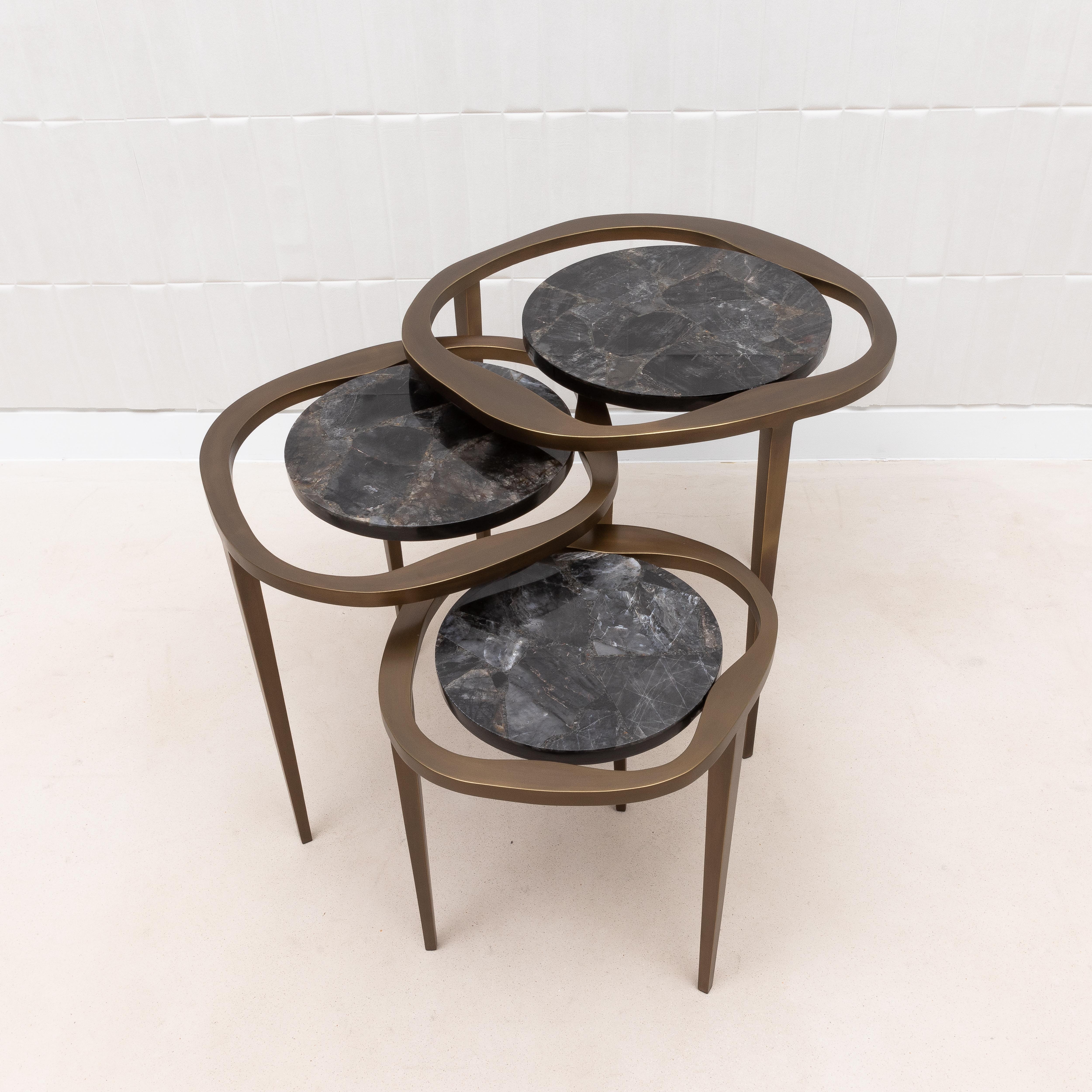 Juego de 3 Mesas Nido de Cuarzo Negro con Latón Patinado Bronce by R&Y Augousti en venta 3