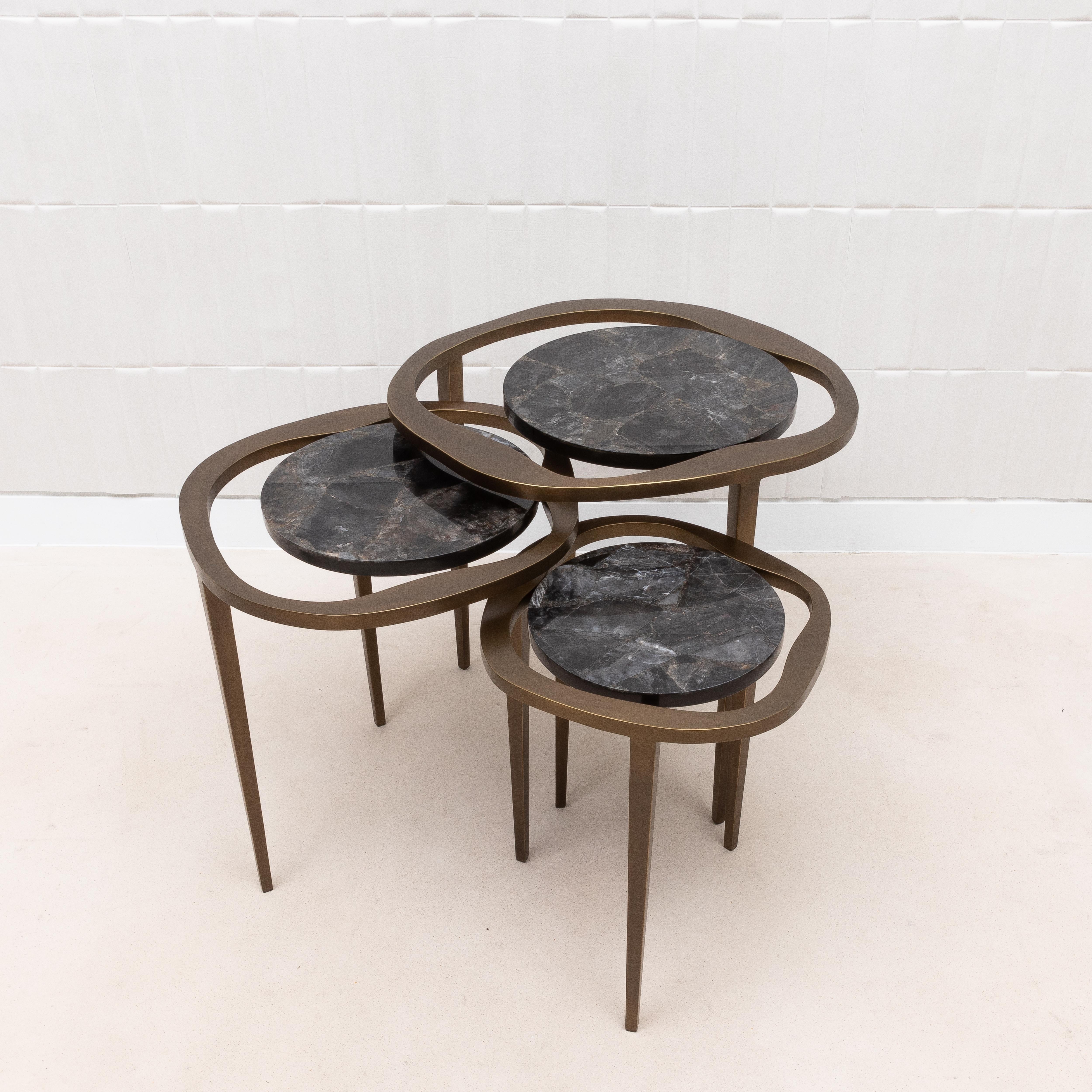 Juego de 3 Mesas Nido de Cuarzo Negro con Latón Patinado Bronce by R&Y Augousti en venta 4