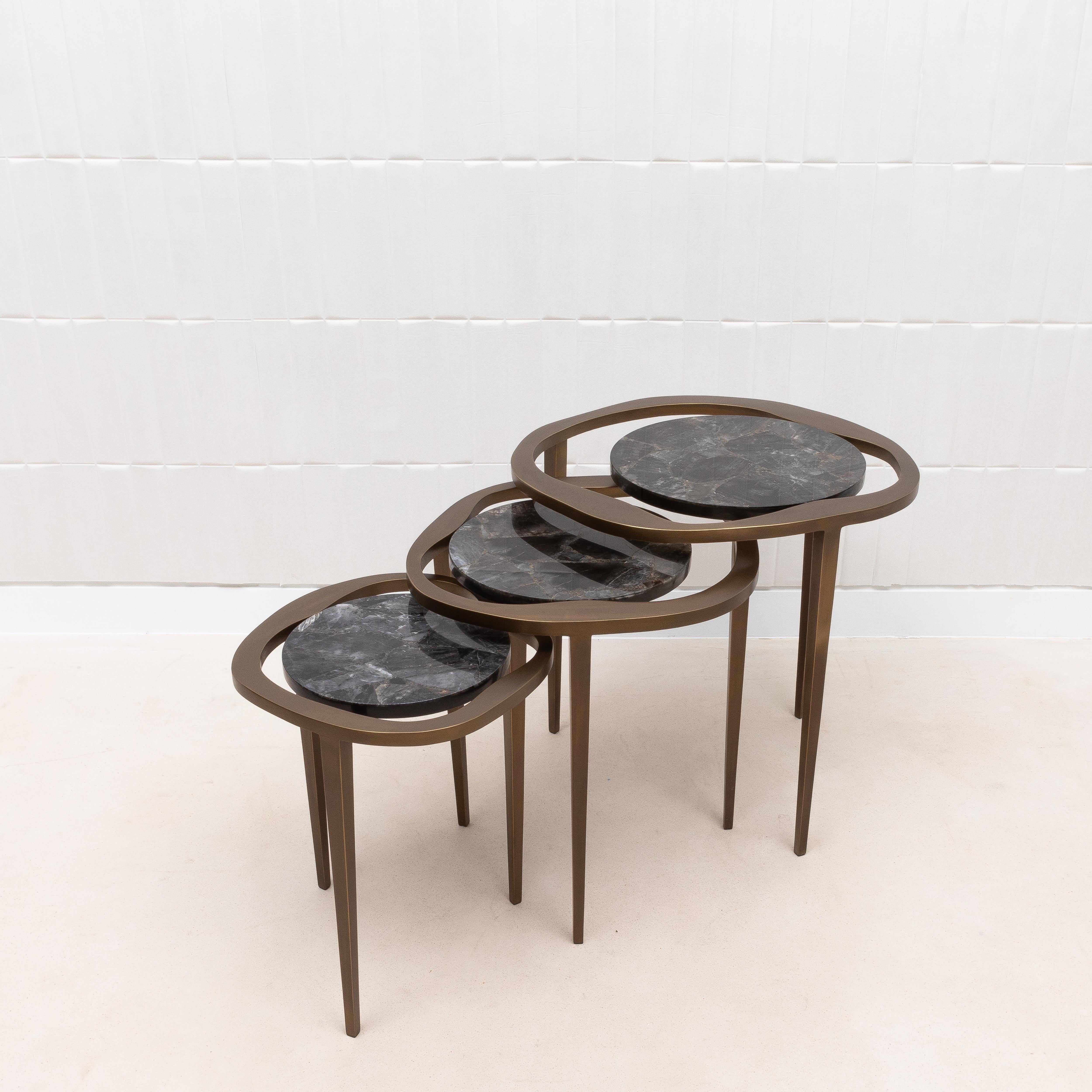 Juego de 3 Mesas Nido de Cuarzo Negro con Latón Patinado Bronce by R&Y Augousti en venta 5