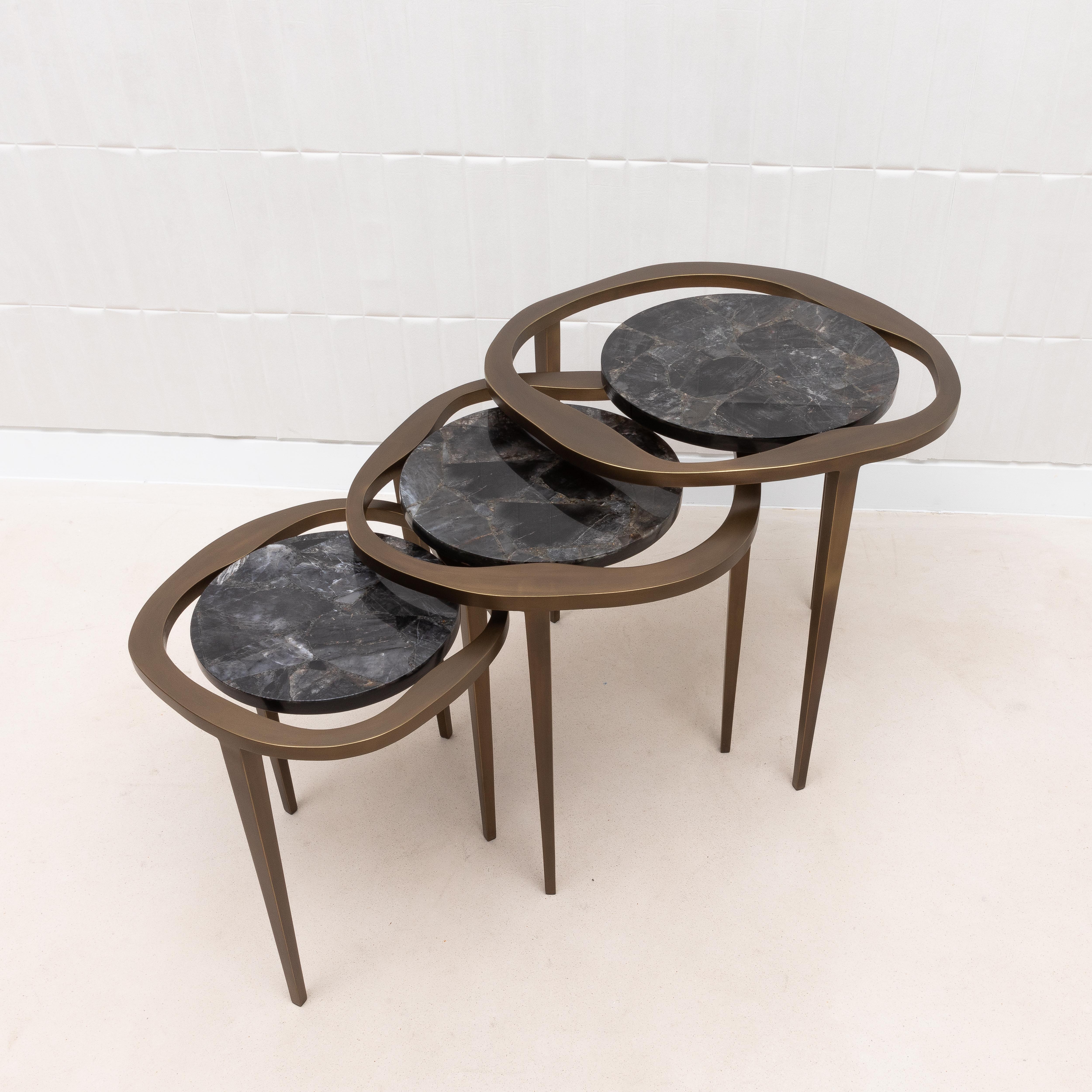 Juego de 3 Mesas Nido de Cuarzo Negro con Latón Patinado Bronce by R&Y Augousti en venta 6