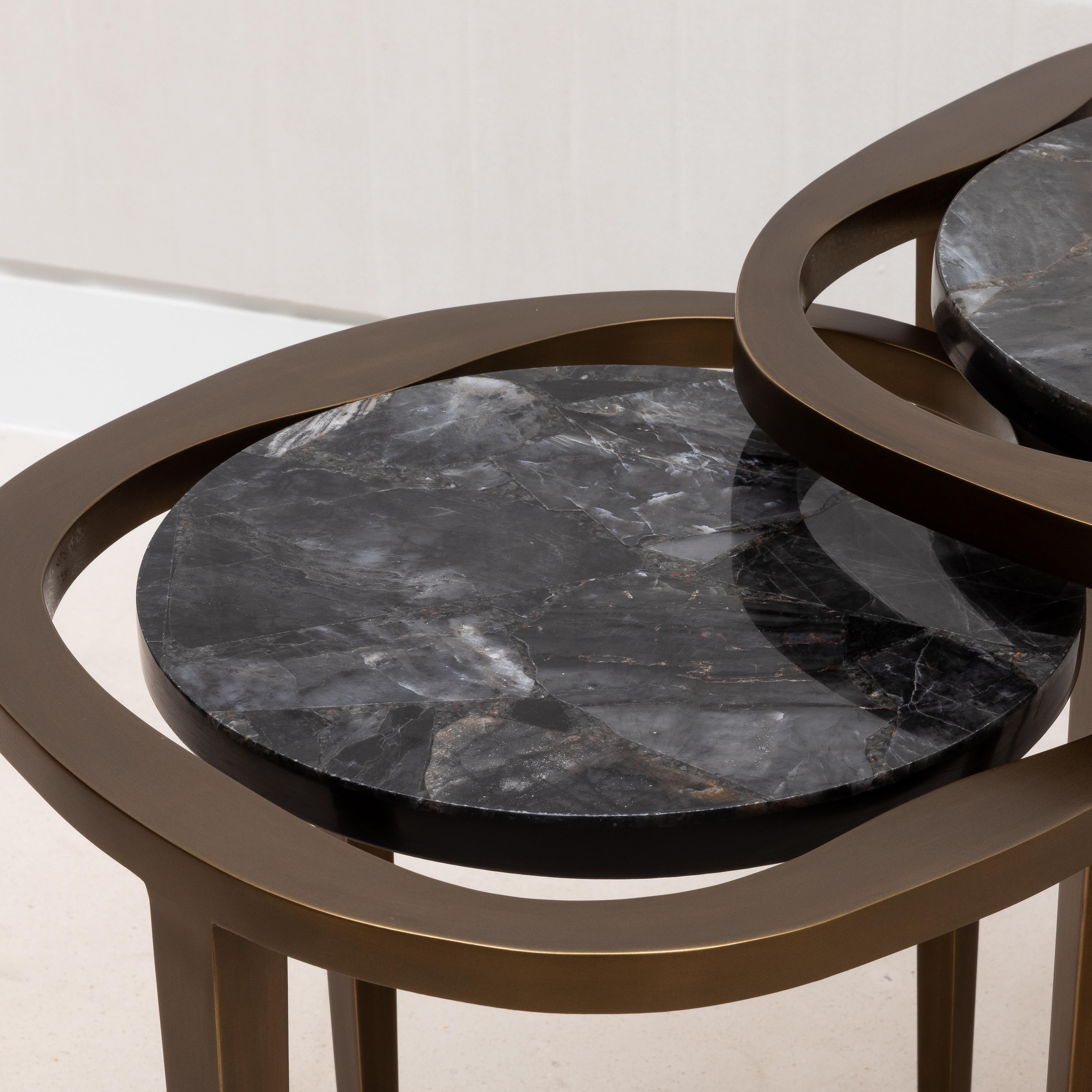 Juego de 3 Mesas Nido de Cuarzo Negro con Latón Patinado Bronce by R&Y Augousti en venta 7