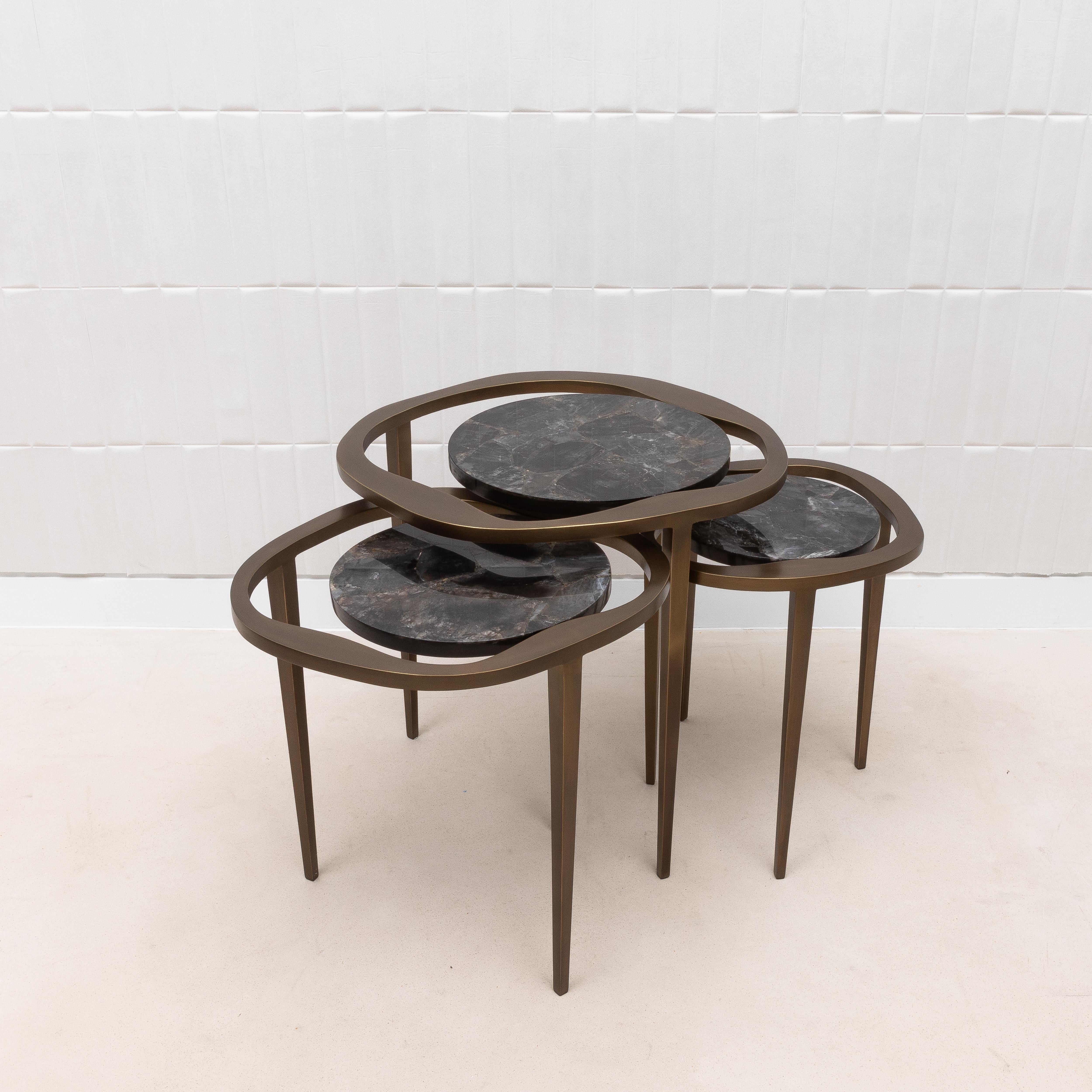 Juego de 3 Mesas Nido de Cuarzo Negro con Latón Patinado Bronce by R&Y Augousti en venta 8