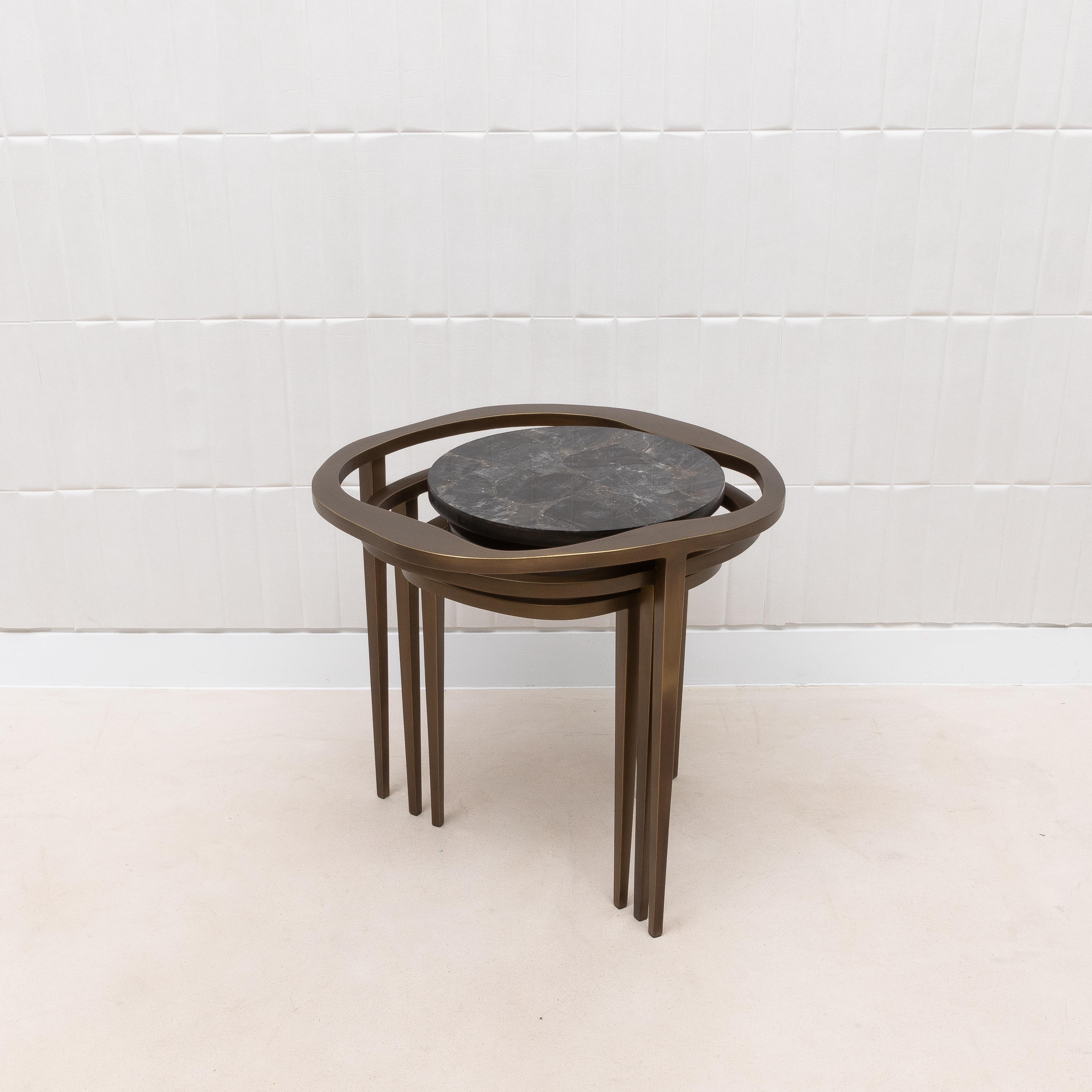Juego de 3 Mesas Nido de Cuarzo Negro con Latón Patinado Bronce by R&Y Augousti en venta 10