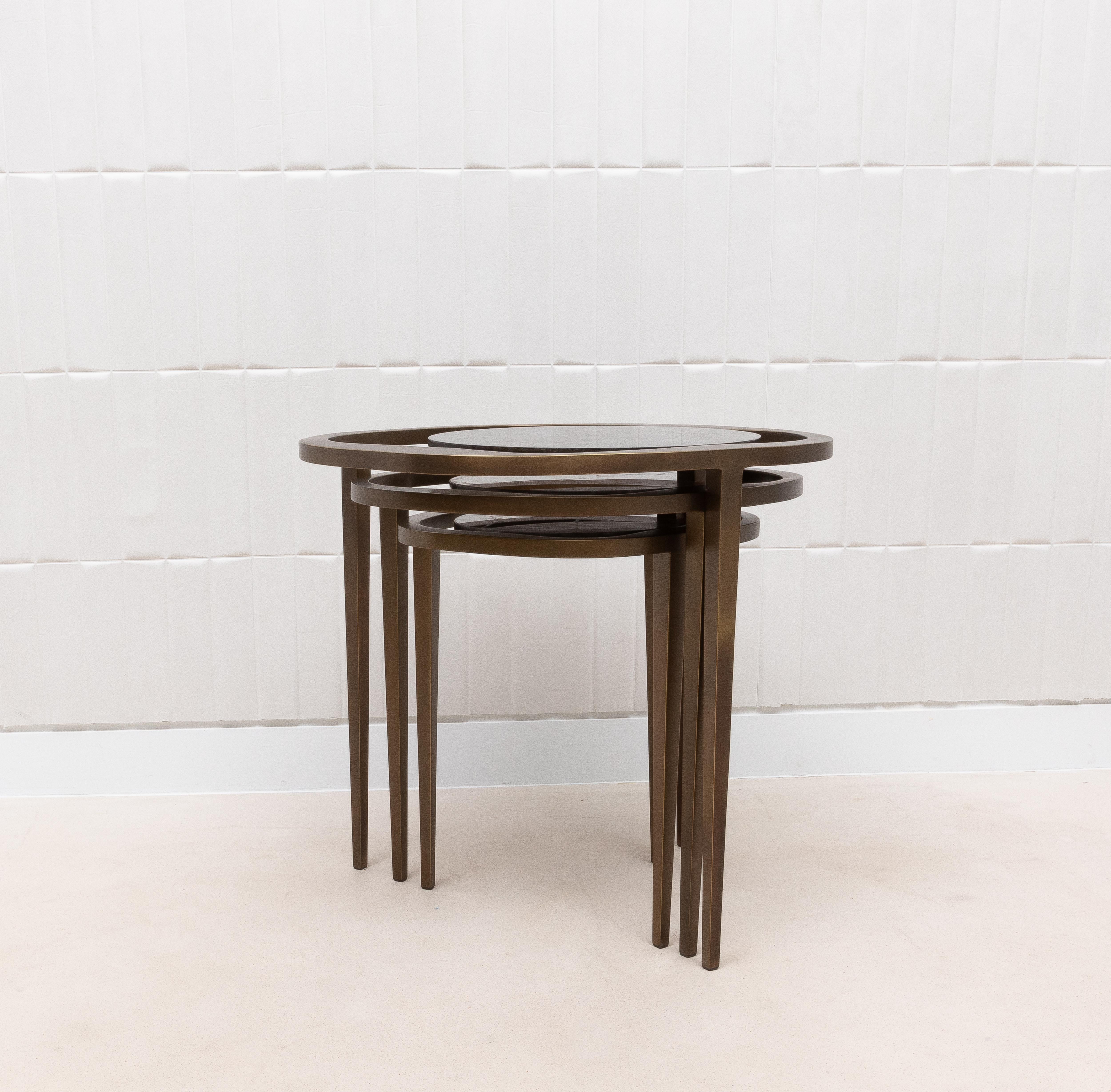 Juego de 3 Mesas Nido de Cuarzo Negro con Latón Patinado Bronce by R&Y Augousti en venta 11