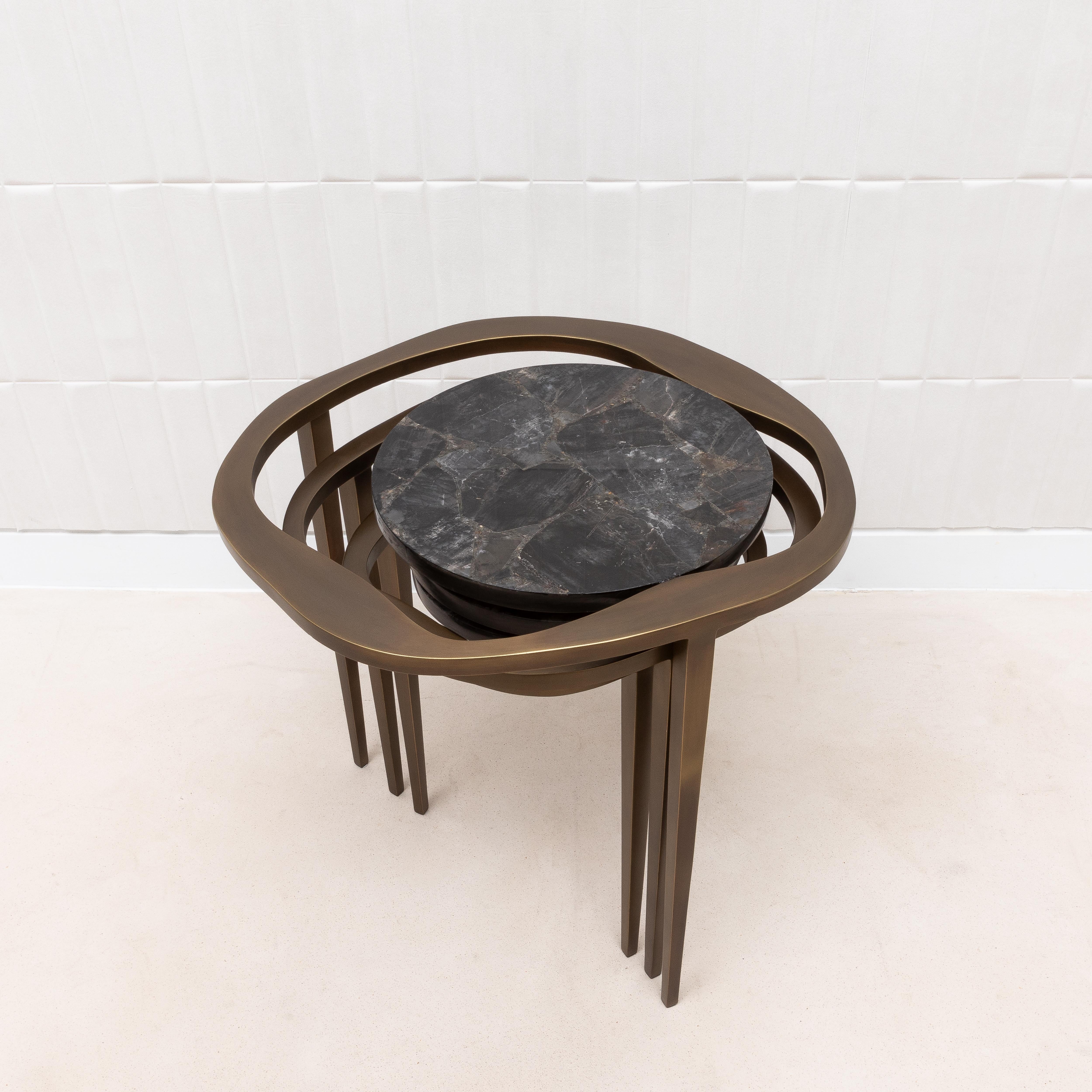 Juego de 3 Mesas Nido de Cuarzo Negro con Latón Patinado Bronce by R&Y Augousti en venta 12