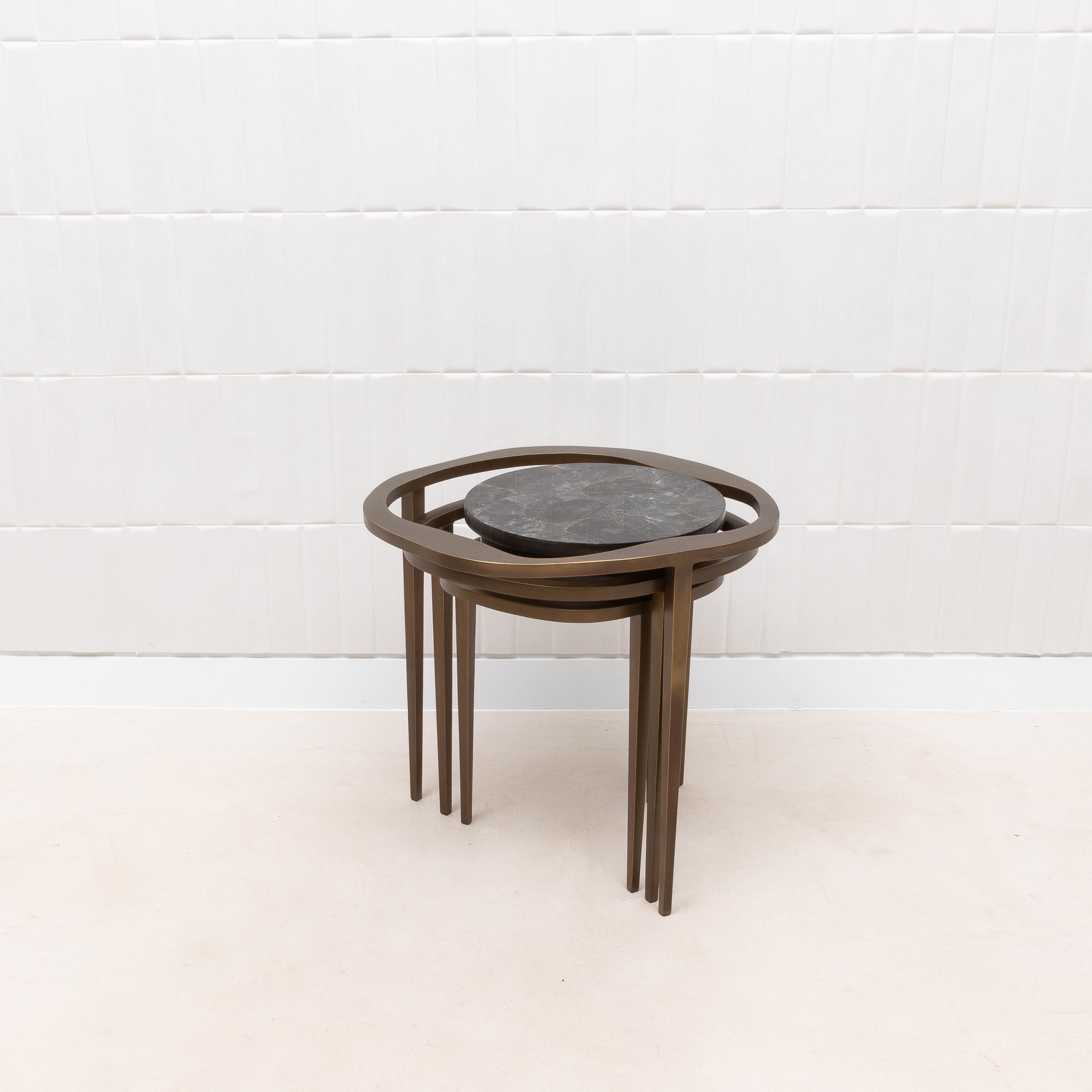 Juego de 3 Mesas Nido de Cuarzo Negro con Latón Patinado Bronce by R&Y Augousti en venta 13