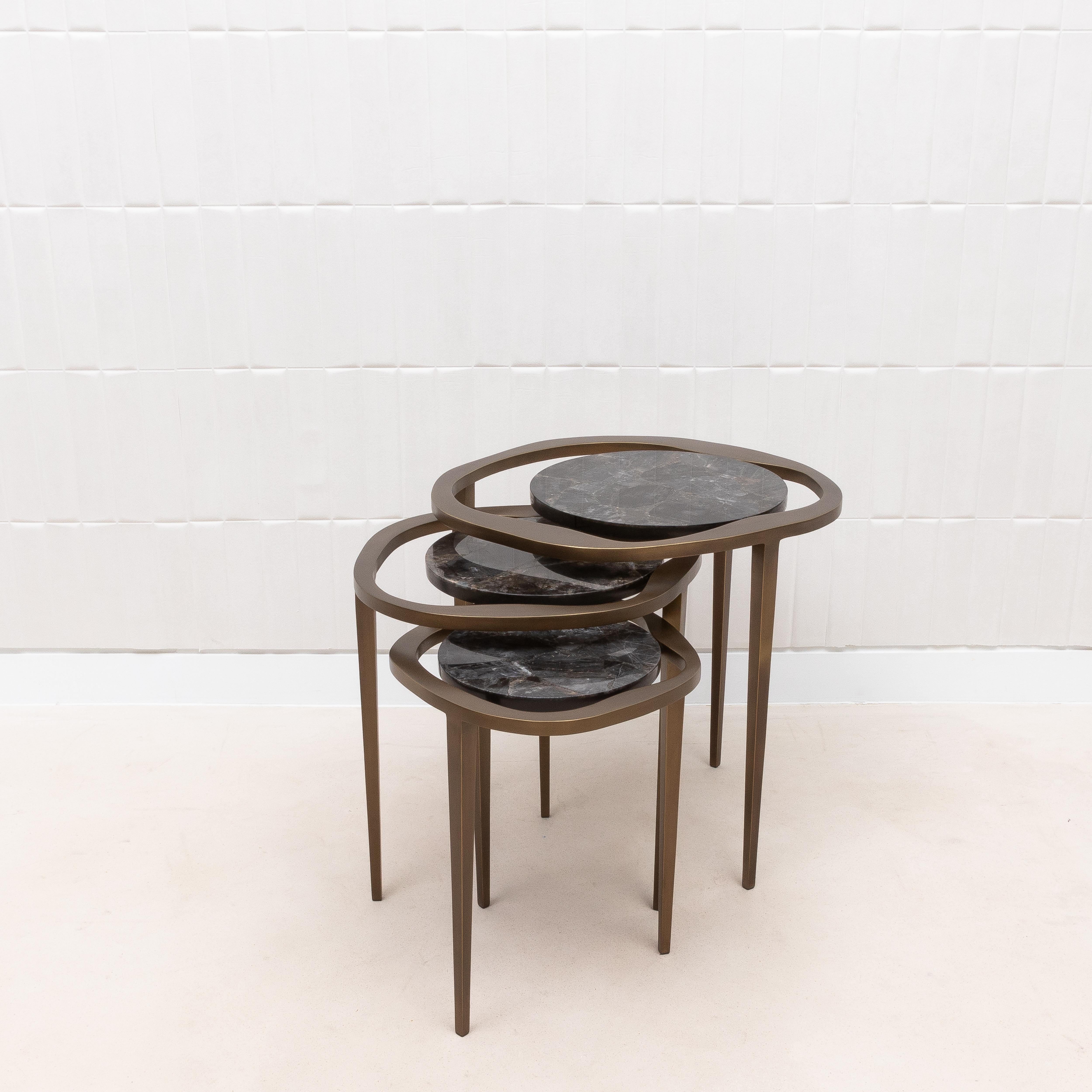Juego de 3 Mesas Nido de Cuarzo Negro con Latón Patinado Bronce by R&Y Augousti Filipino en venta