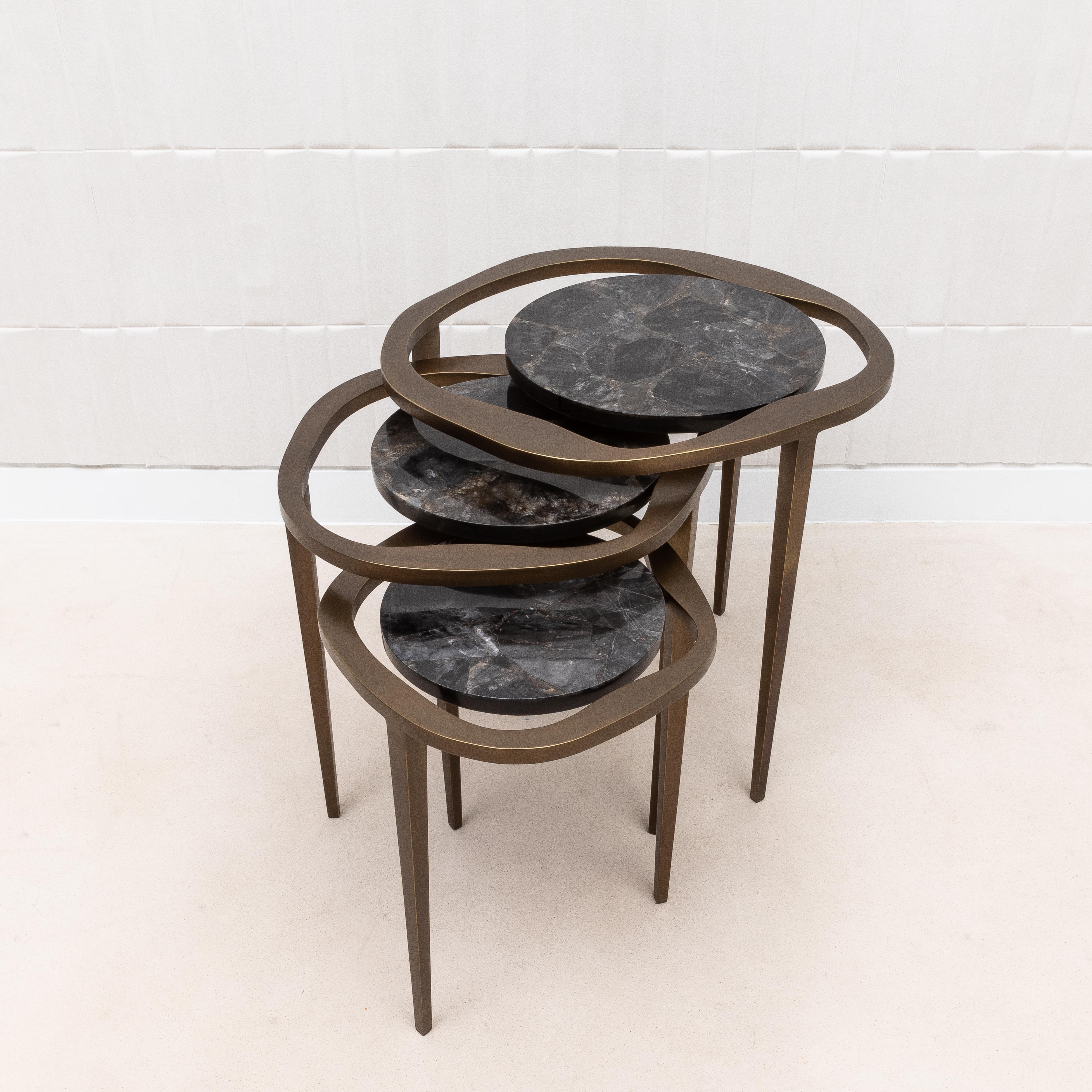 Juego de 3 Mesas Nido de Cuarzo Negro con Latón Patinado Bronce by R&Y Augousti Hecho a mano en venta