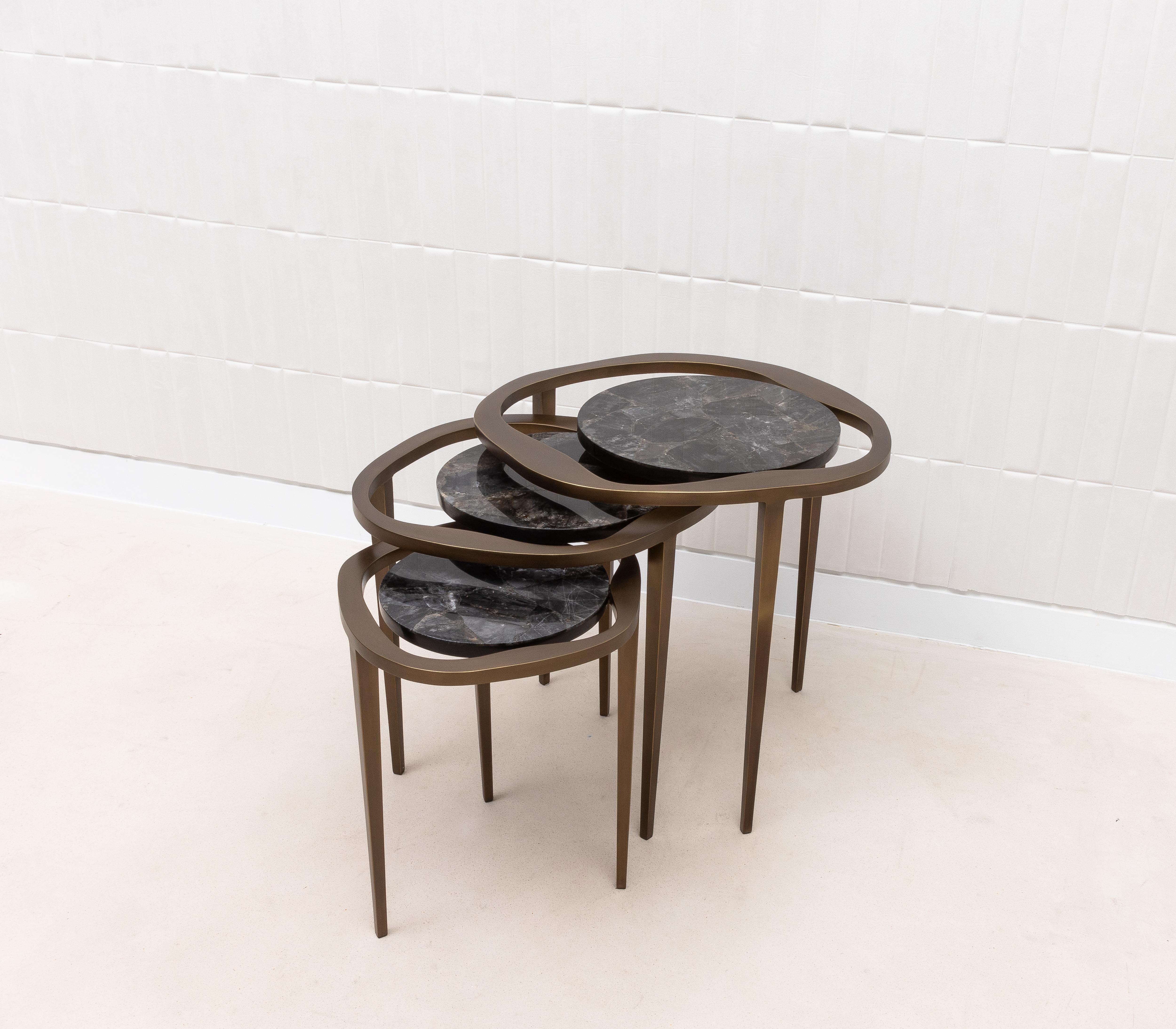 Juego de 3 Mesas Nido de Cuarzo Negro con Latón Patinado Bronce by R&Y Augousti en Nuevo estado para la venta en West Hollywood, CA