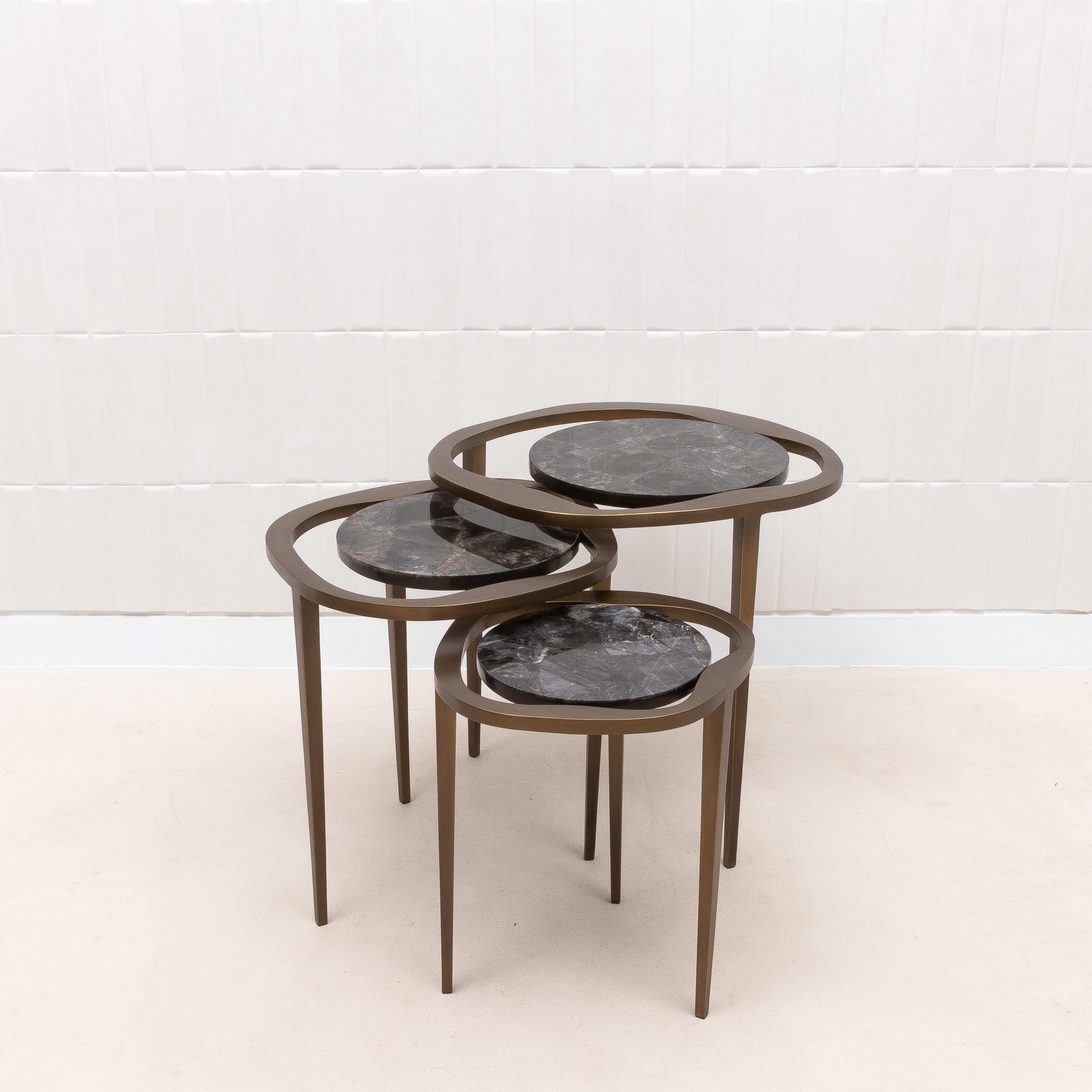 Juego de 3 Mesas Nido de Cuarzo Negro con Latón Patinado Bronce by R&Y Augousti en venta 1