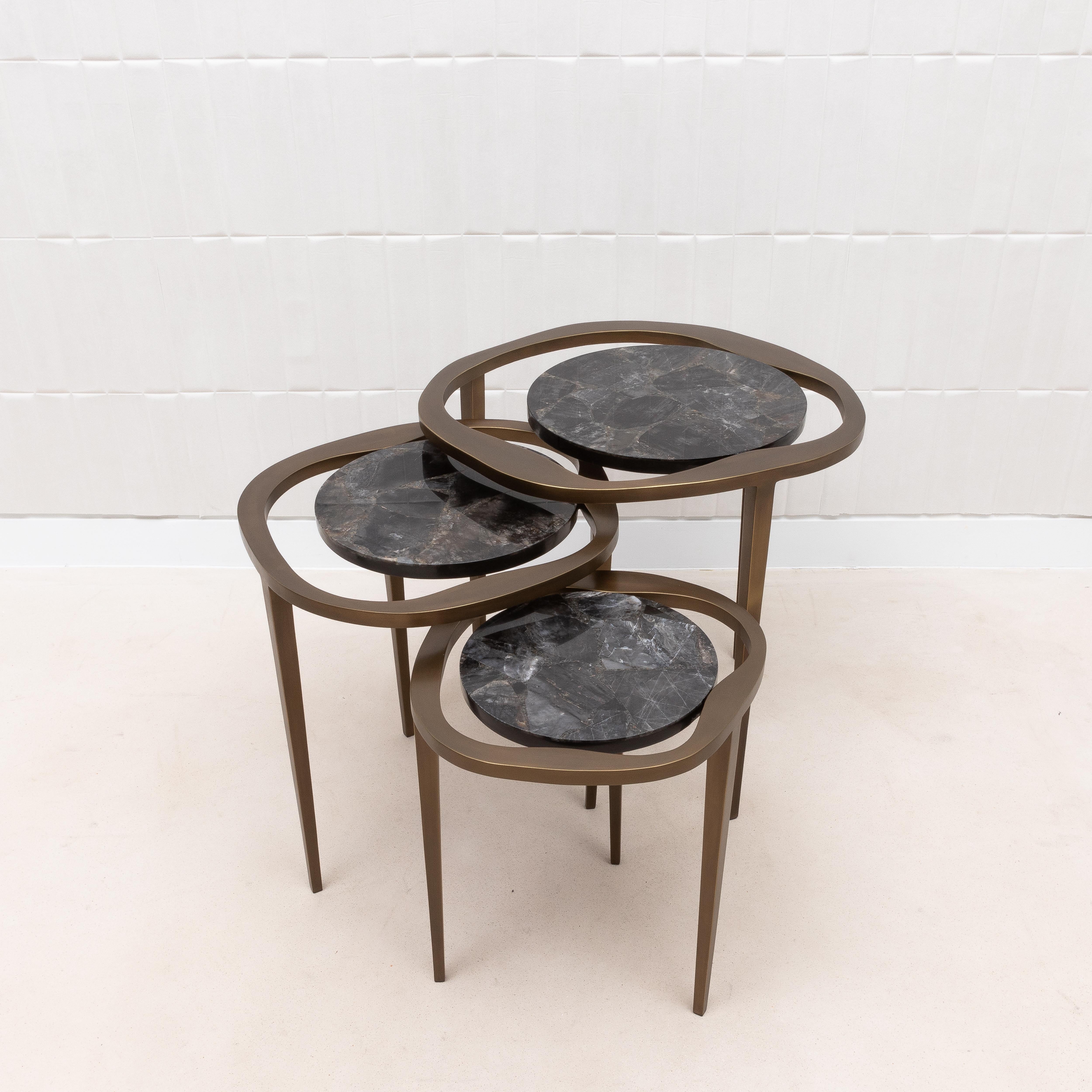 Juego de 3 Mesas Nido de Cuarzo Negro con Latón Patinado Bronce by R&Y Augousti en venta 2