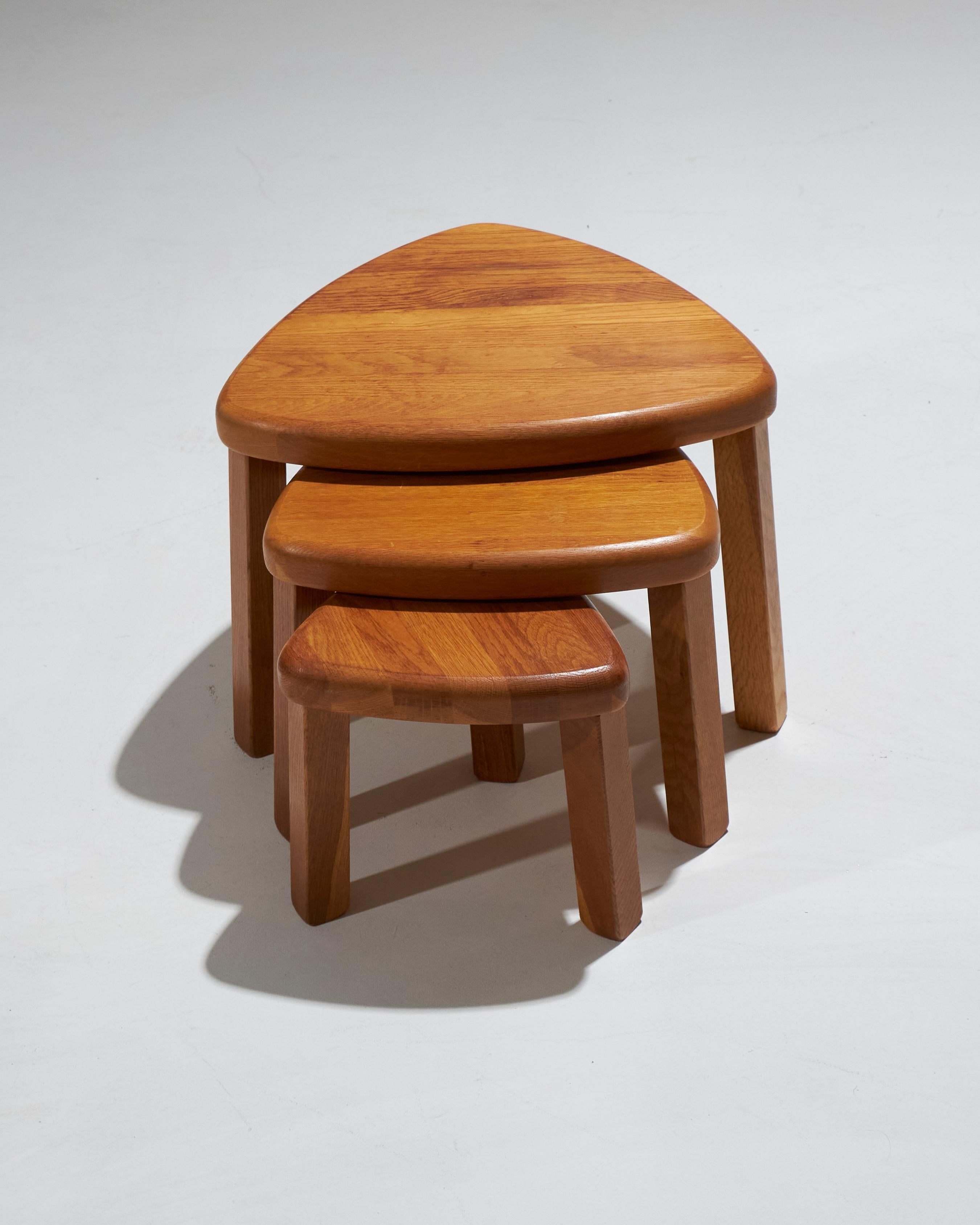 Set of three nesting coffee tables in elm, reflecting a brutalist aesthetic and the spirit of Charlotte Perriand’s furniture. Their simple, sturdy design highlights the natural beauty of elm wood.

In very good condition, with a few light signs of