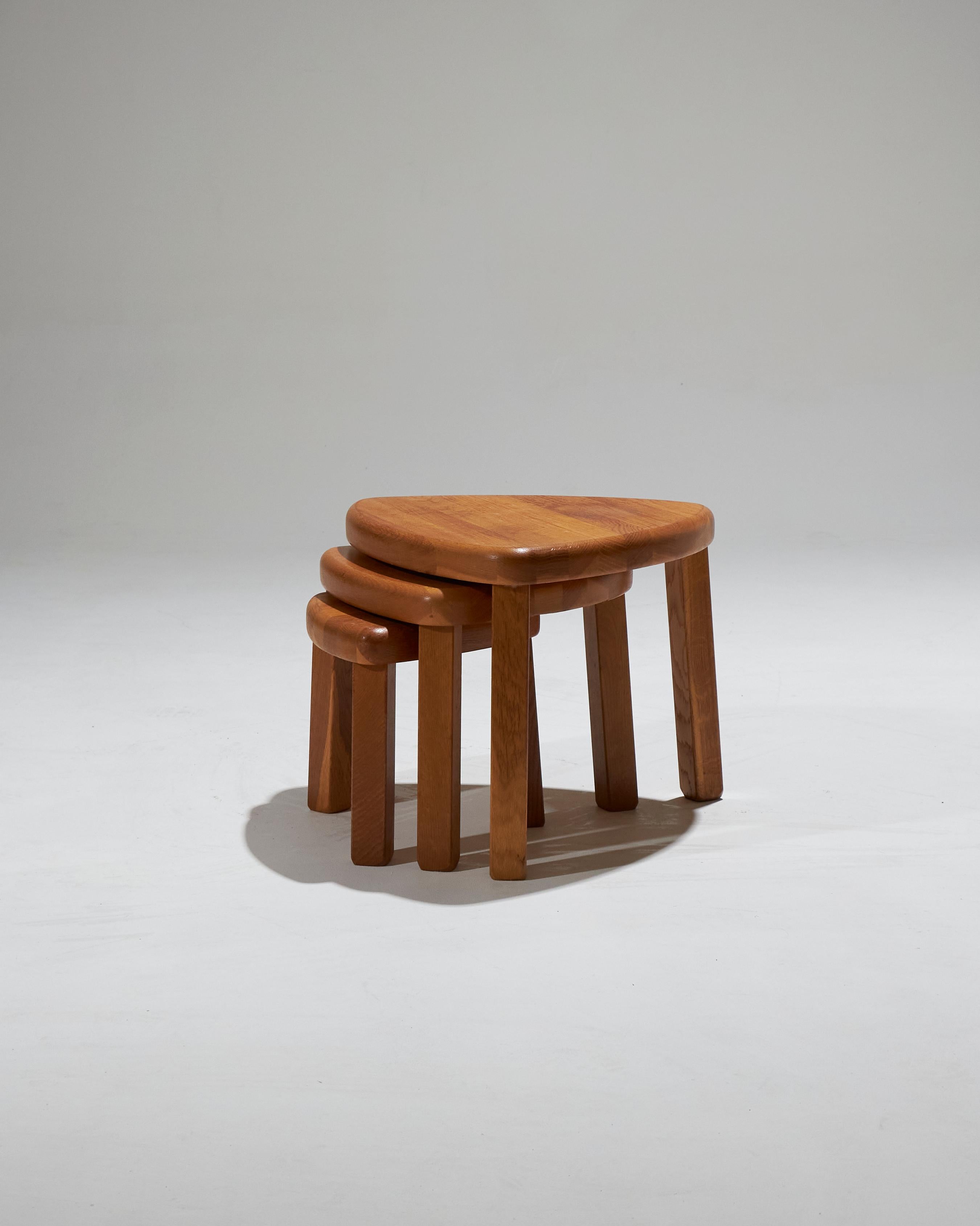20th Century Set of 3 Nesting Tables in Elm For Sale
