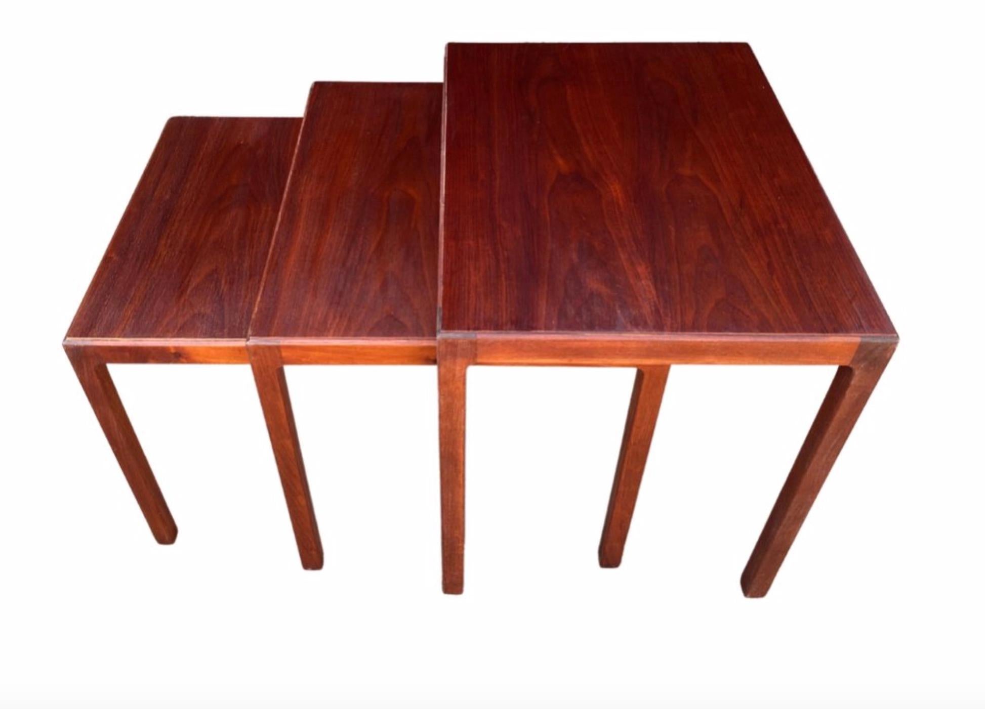 Mid-Century Modern Set of 3 nesting tables in mahogany For Sale