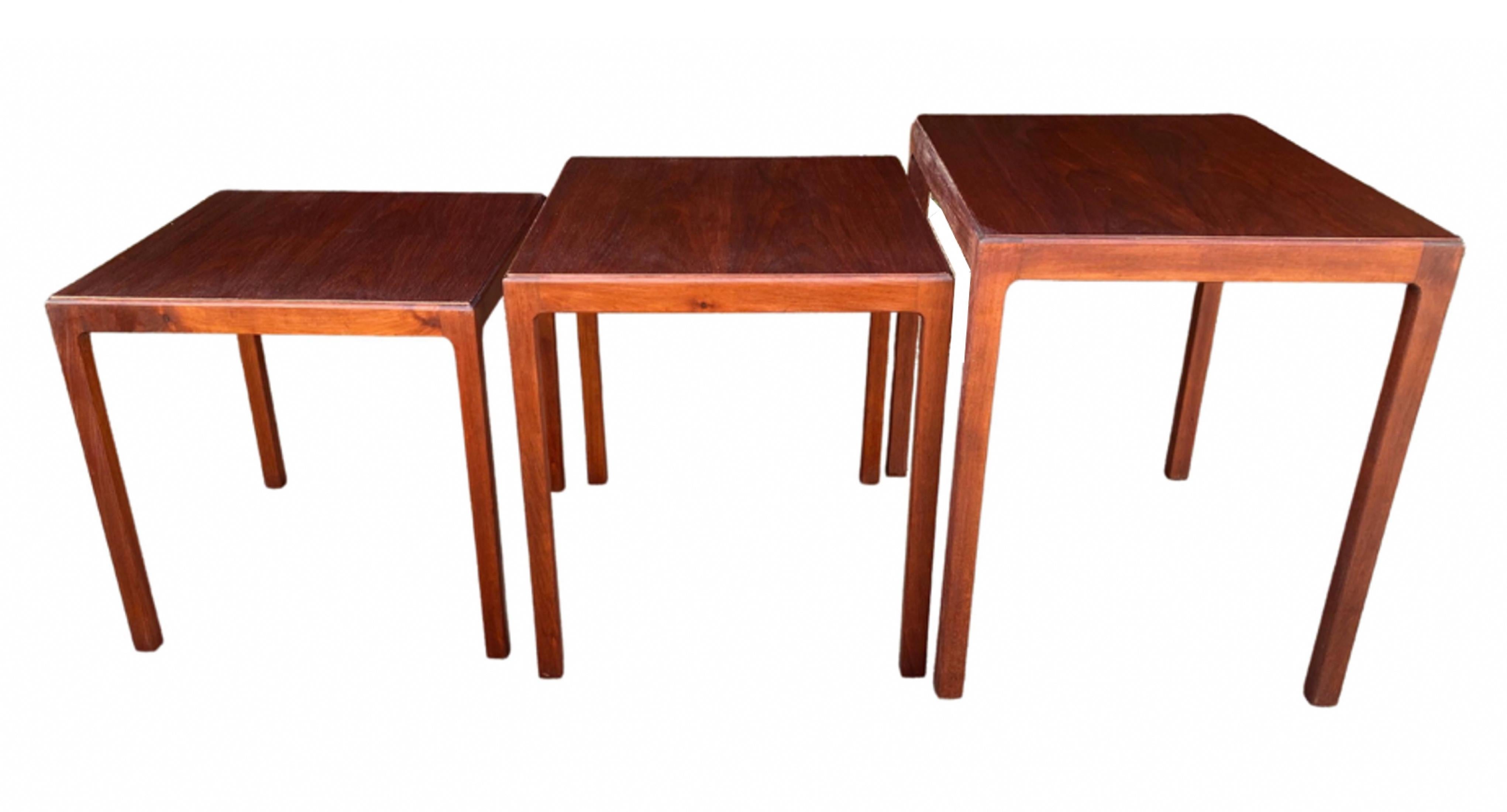 Set of 3 nesting tables in mahogany In Excellent Condition For Sale In Copenhagen, DK