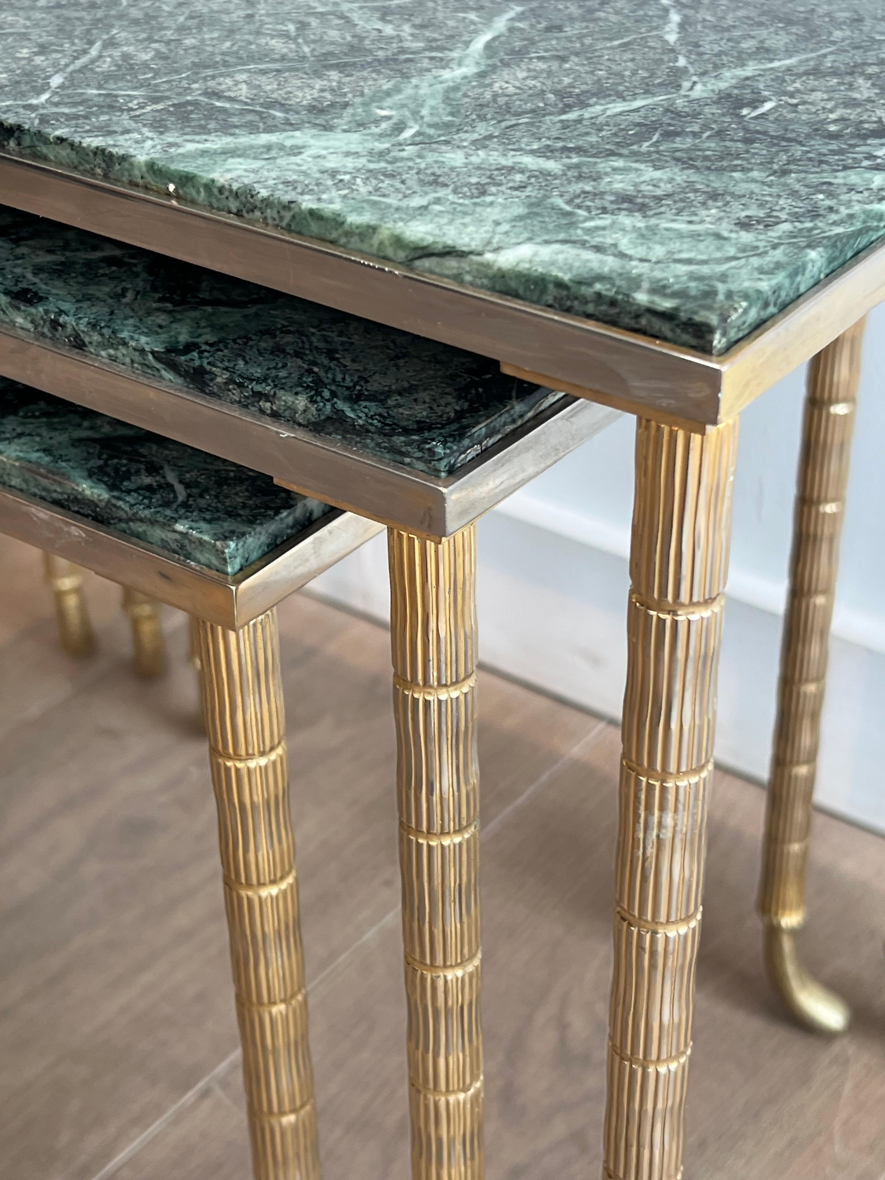 3er-Set Nischentische in Nickel & Gold mit grüner Marmorplatte von Maison Jansen im Angebot 2