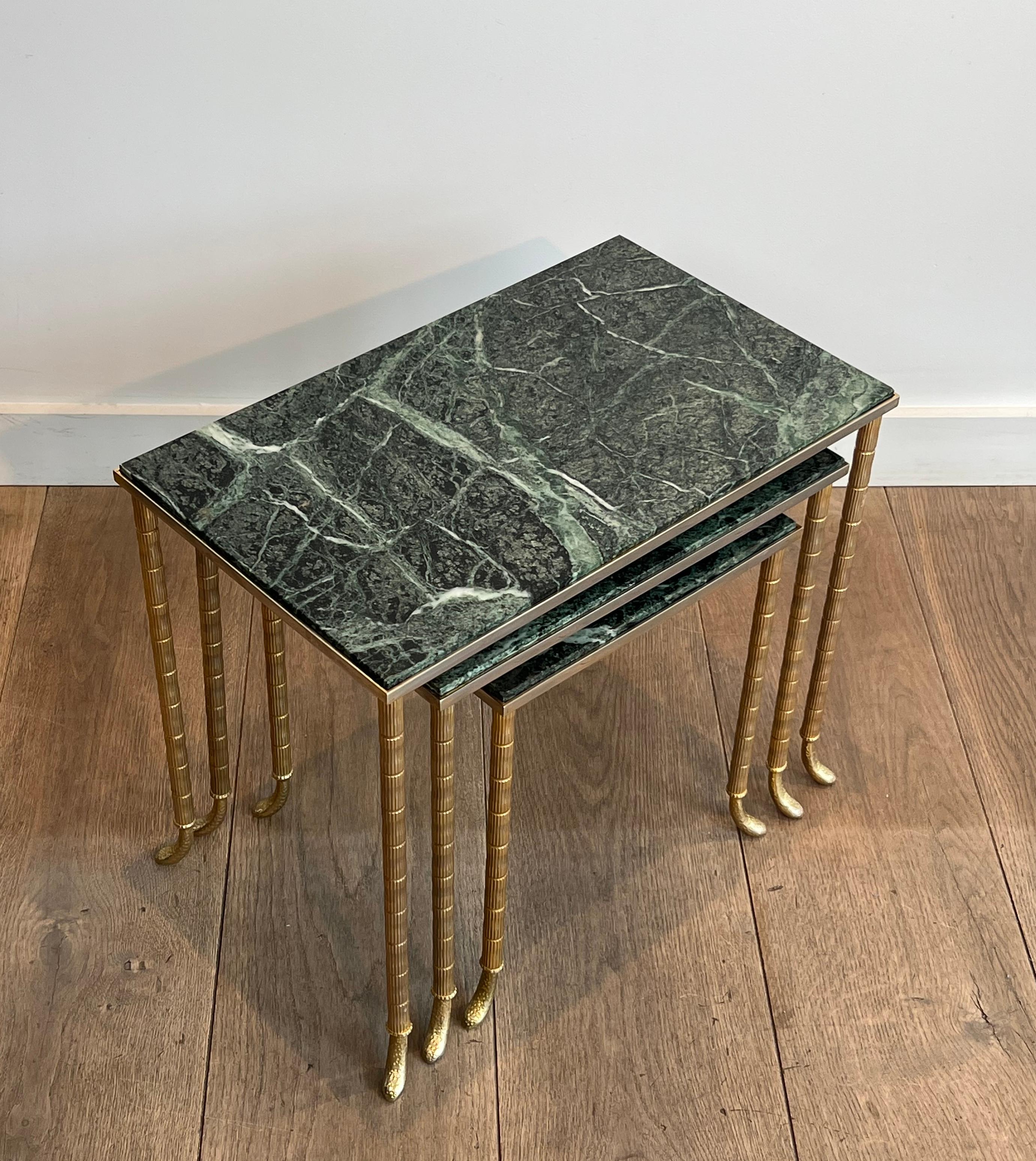 3er-Set Nischentische in Nickel & Gold mit grüner Marmorplatte von Maison Jansen (Neoklassisch) im Angebot