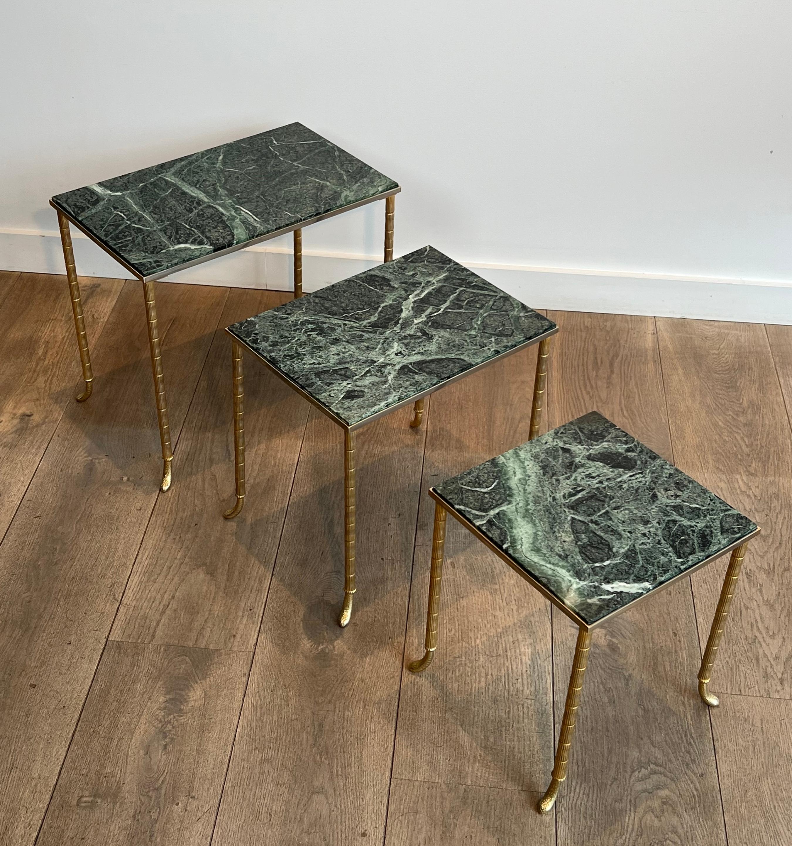 3er-Set Nischentische in Nickel & Gold mit grüner Marmorplatte von Maison Jansen (Französisch) im Angebot