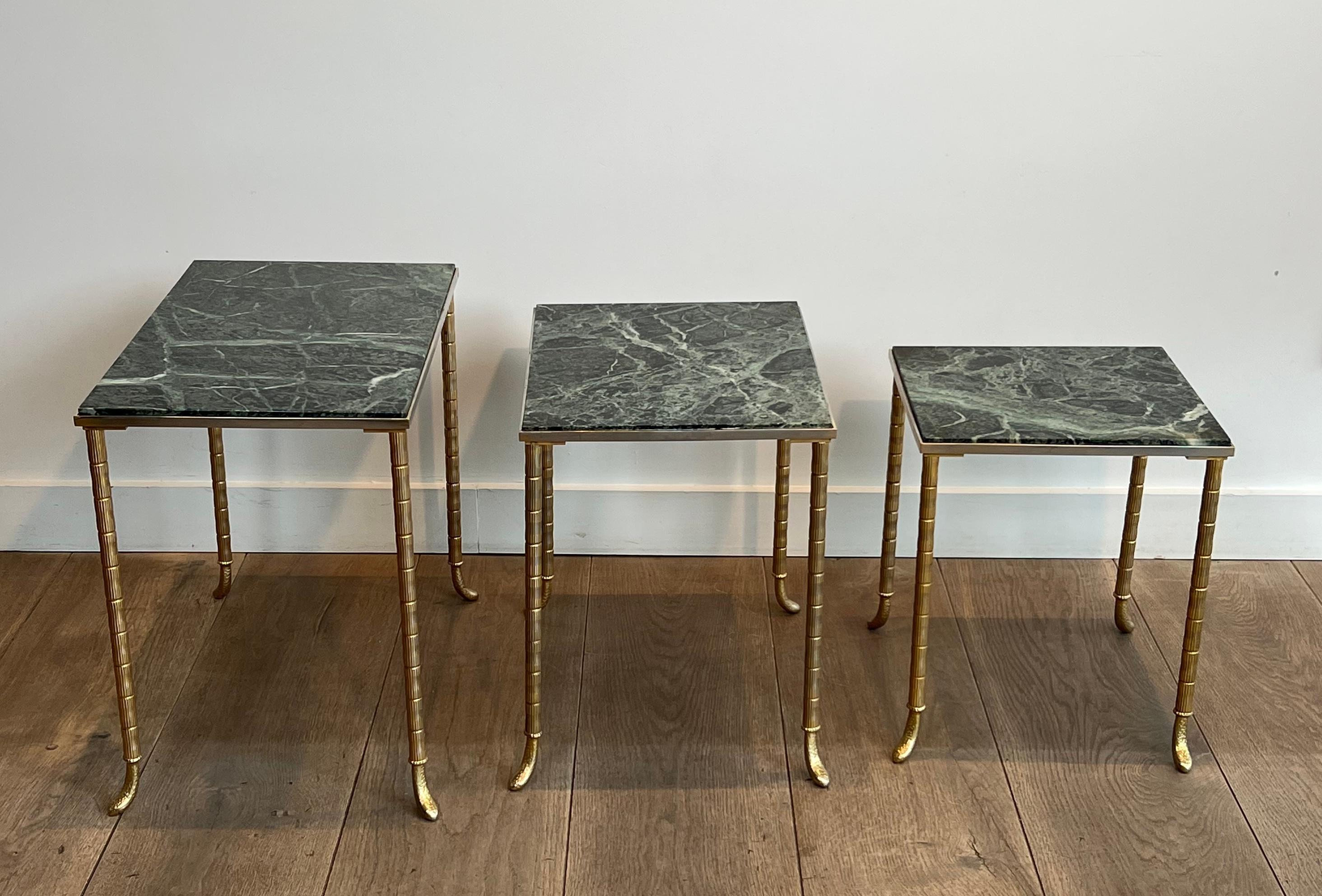 3er-Set Nischentische in Nickel & Gold mit grüner Marmorplatte von Maison Jansen (Beschichtet) im Angebot